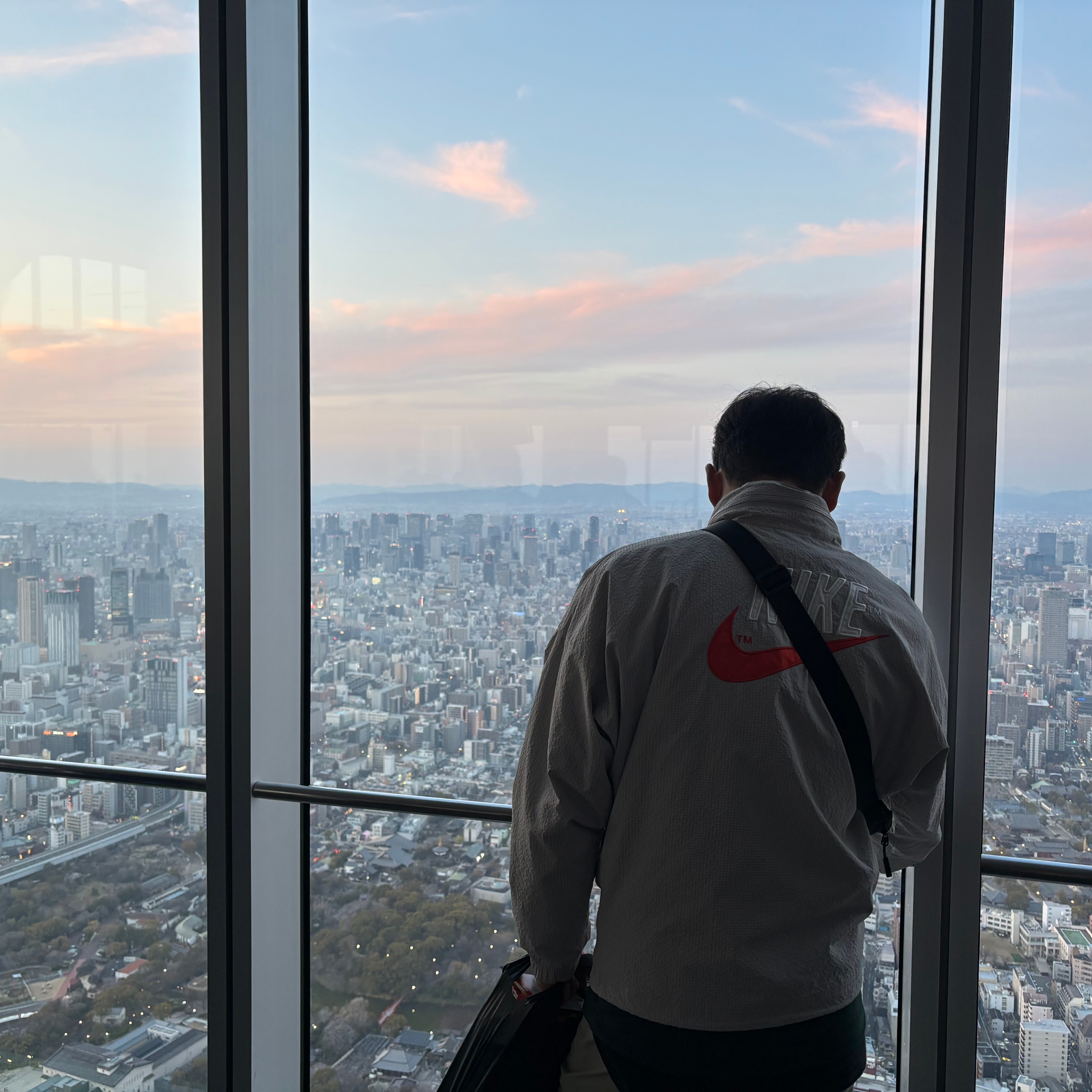 Nike NSW Trend Woven Jacket Light Iron Ore - Asia, Nike x Drake Nocta Golf Crewneck Top Green - Asia 착용 스타일 - 1
