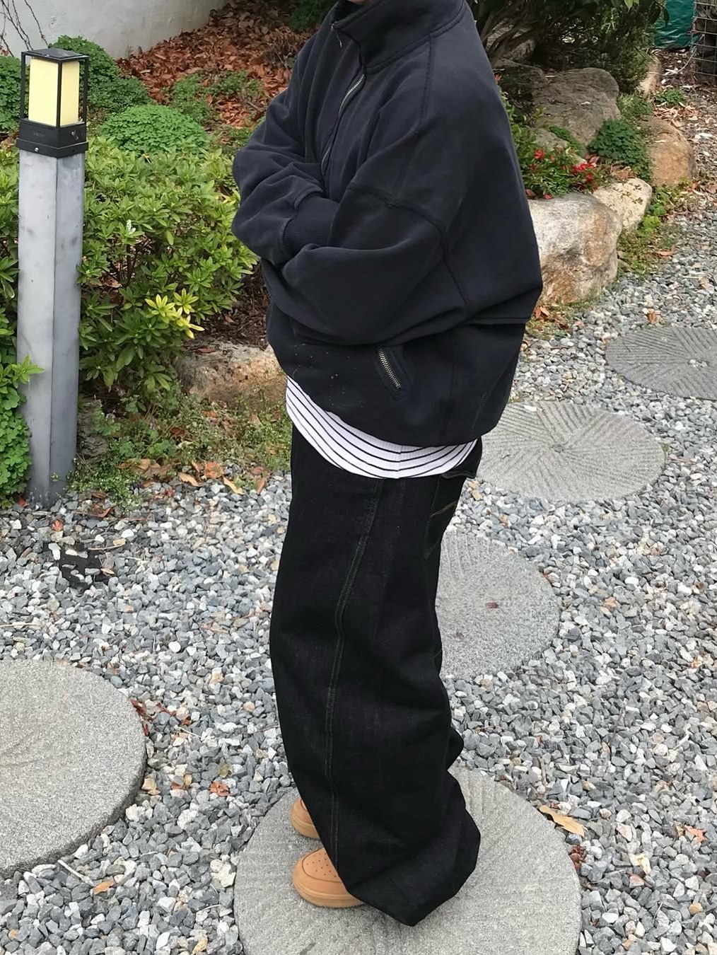 Sunday Ceremony Vintage High Neck Half Zip-Up - Black 착용 스타일 - 3