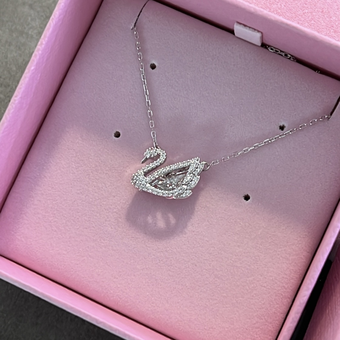 (W) Swarovski Dancing Swan Necklace White Rhodium Plated 착용 스타일