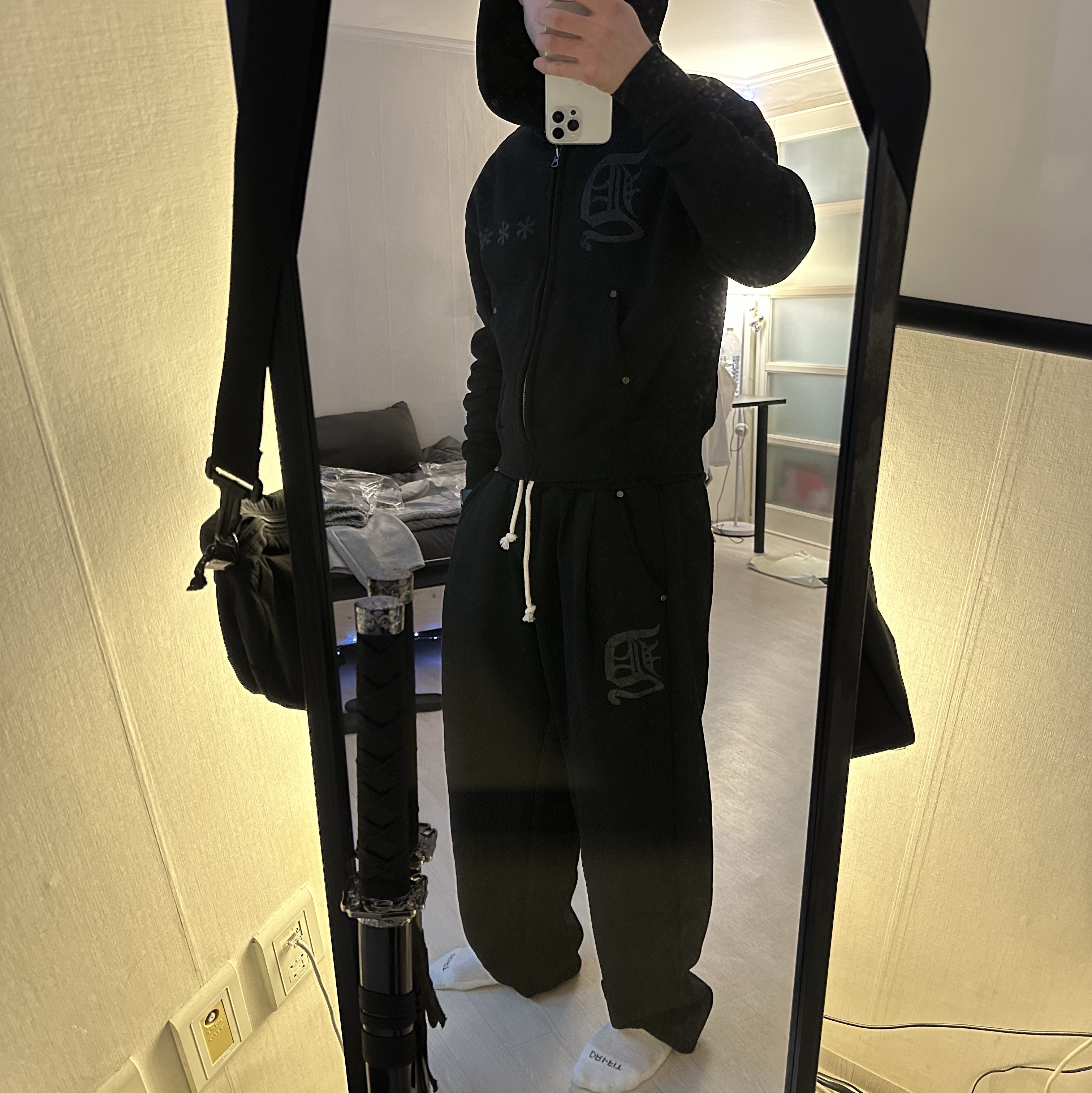 AMOU D-Star Pants Black, AMOU Fur Hoodie Zip Up Black 착용 스타일