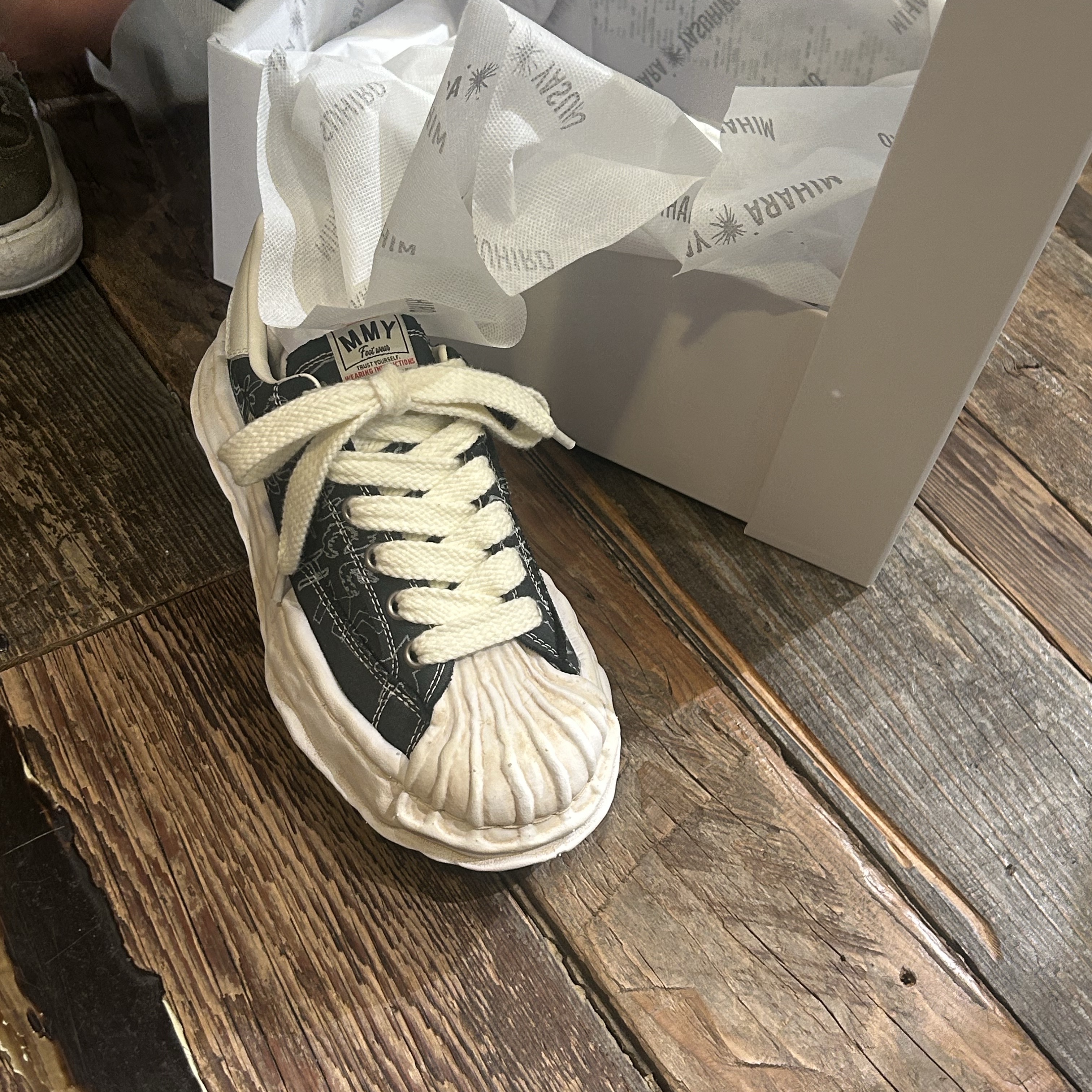 Maison Mihara Yasuhiro Blakey OG Sole Graffiti Printed Canvas Low-Top Sneakers Black 착용 스타일