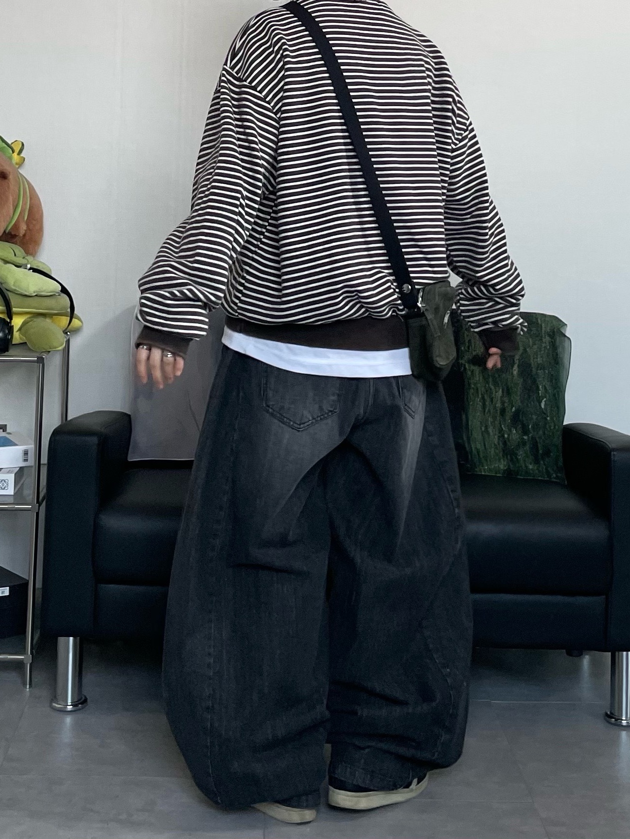 Stussy Canvas Side Pouch Washed Black 착용 스타일 - 5