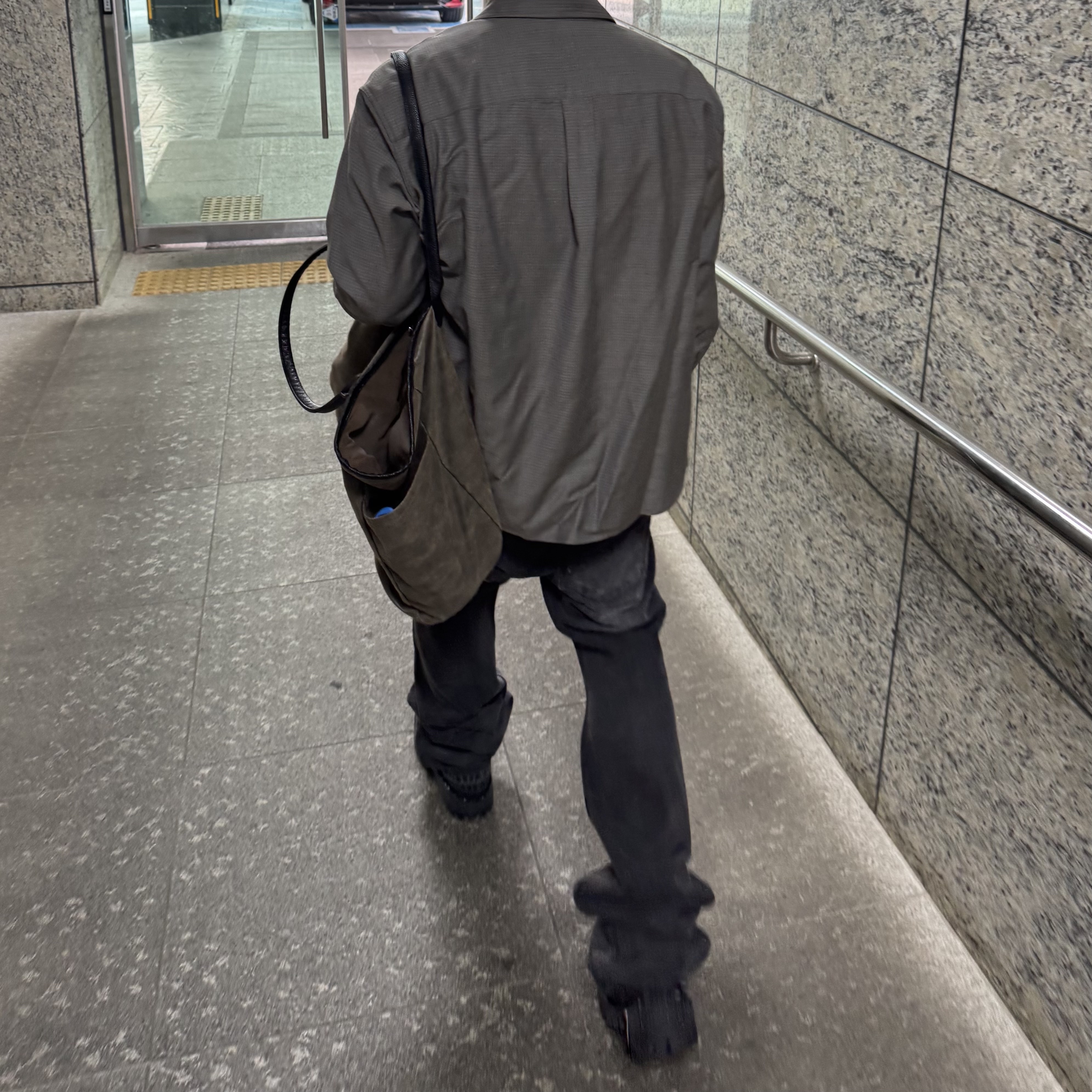 Aoiro Shogo(初号) Big Bag Matte Brown, Balenciaga Combat Strike Boots Black 착용 스타일 - 2