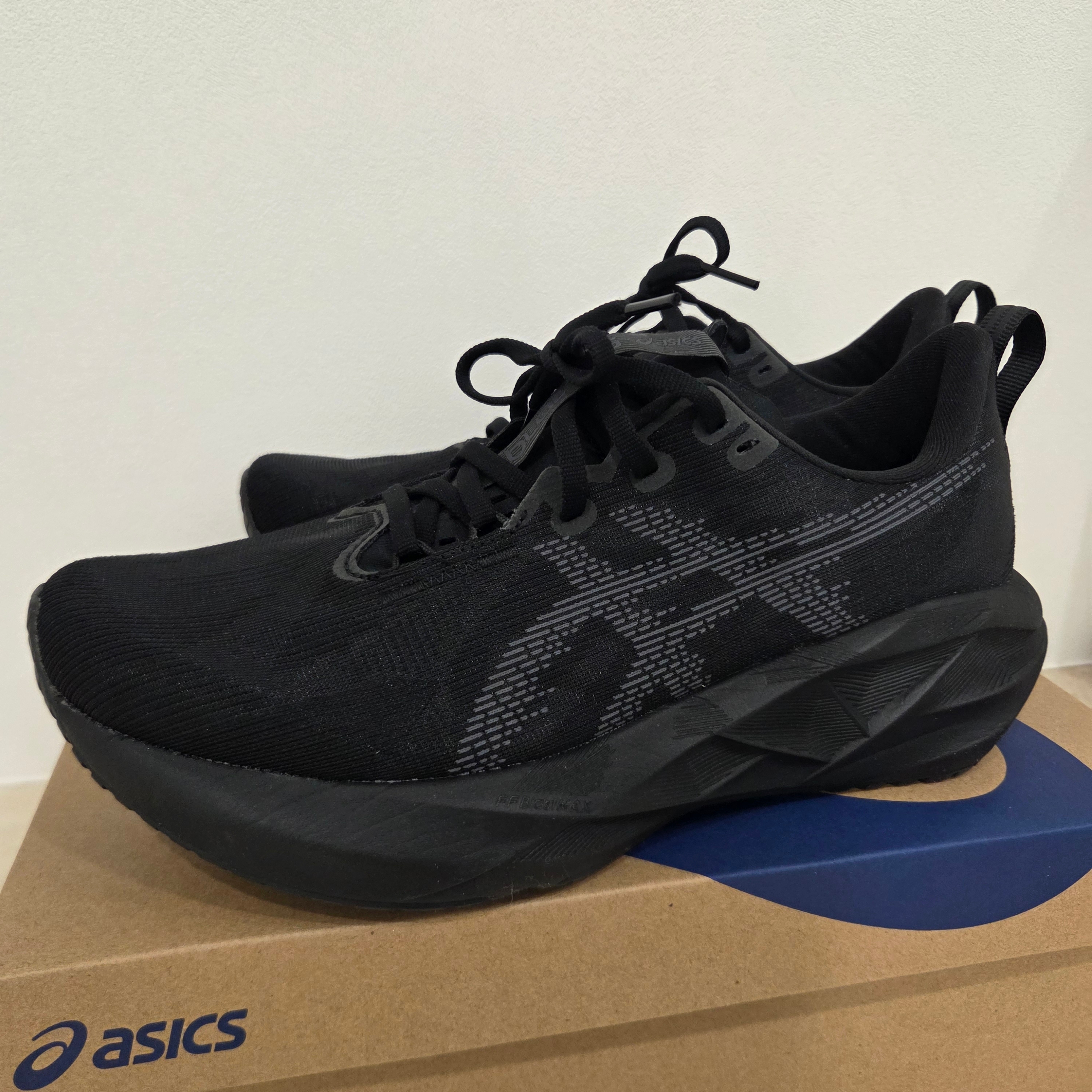 Asics Novablast 5 Black Carrier Grey - 2E Wide 착용 스타일 - 1