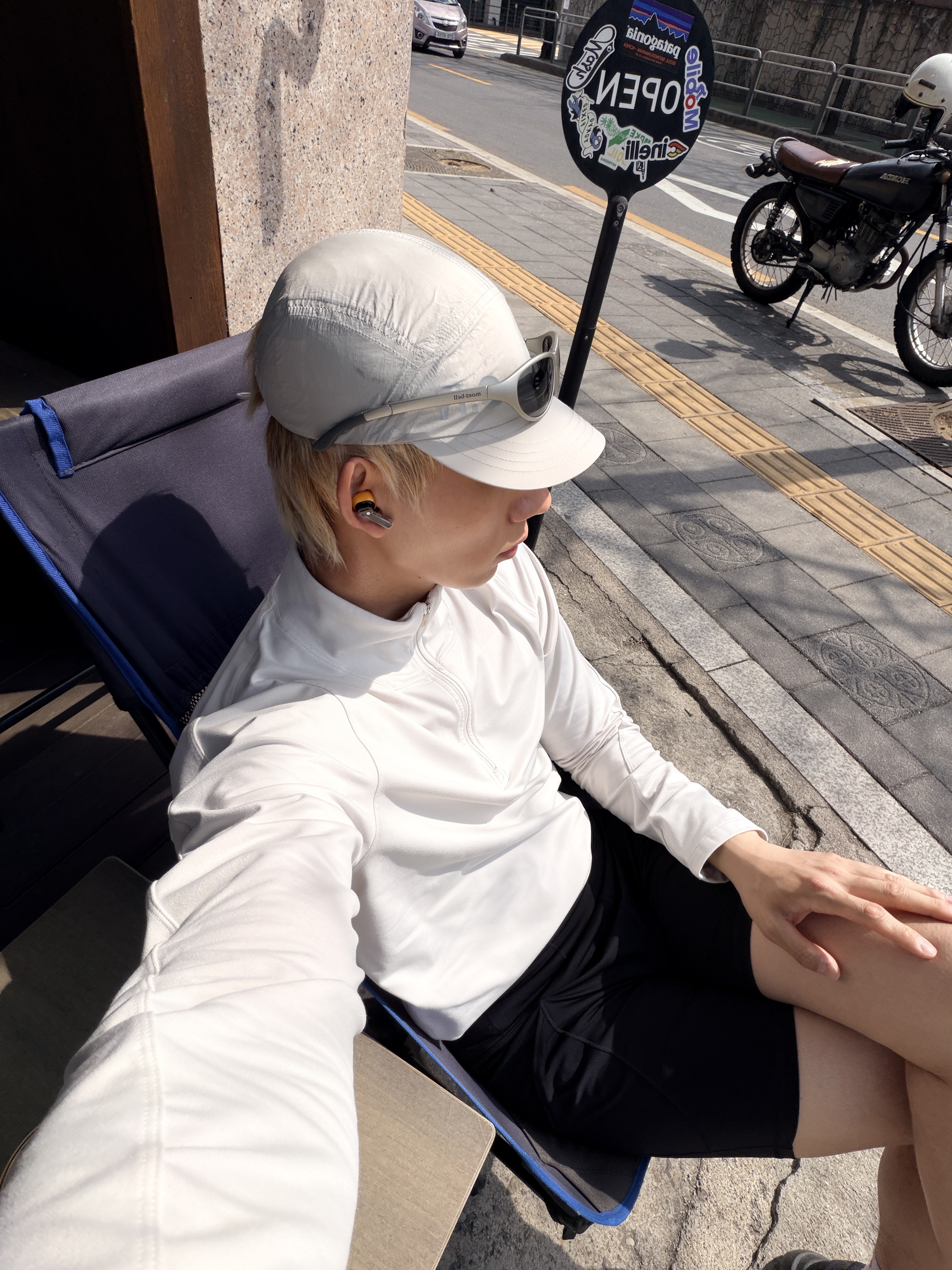 Optimistic Runners Nylon Cap Light Grey 착용 스타일 - 1