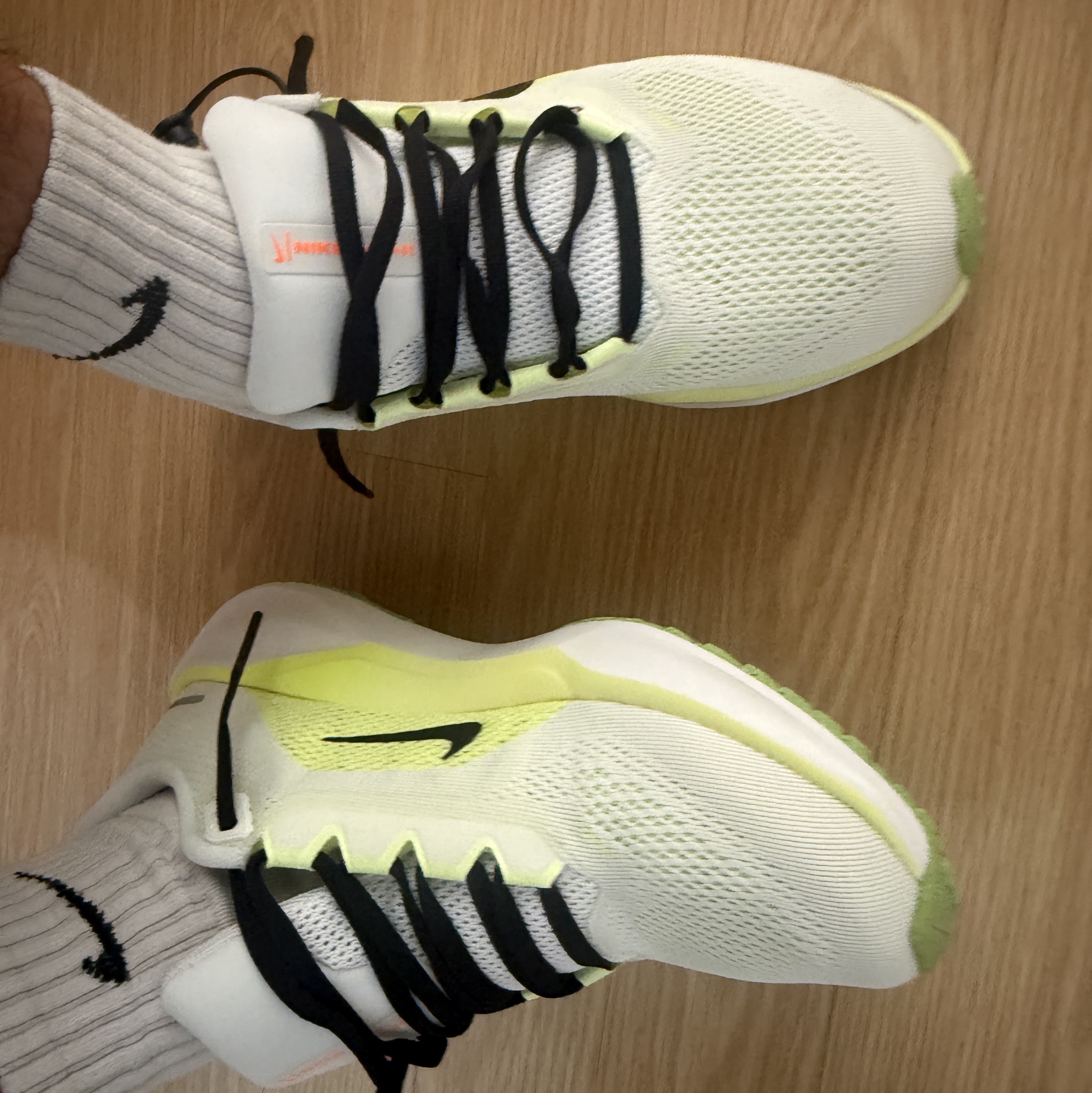 Nike Air Zoom Pegasus 41 White Volt Ice 착용 스타일 - 2