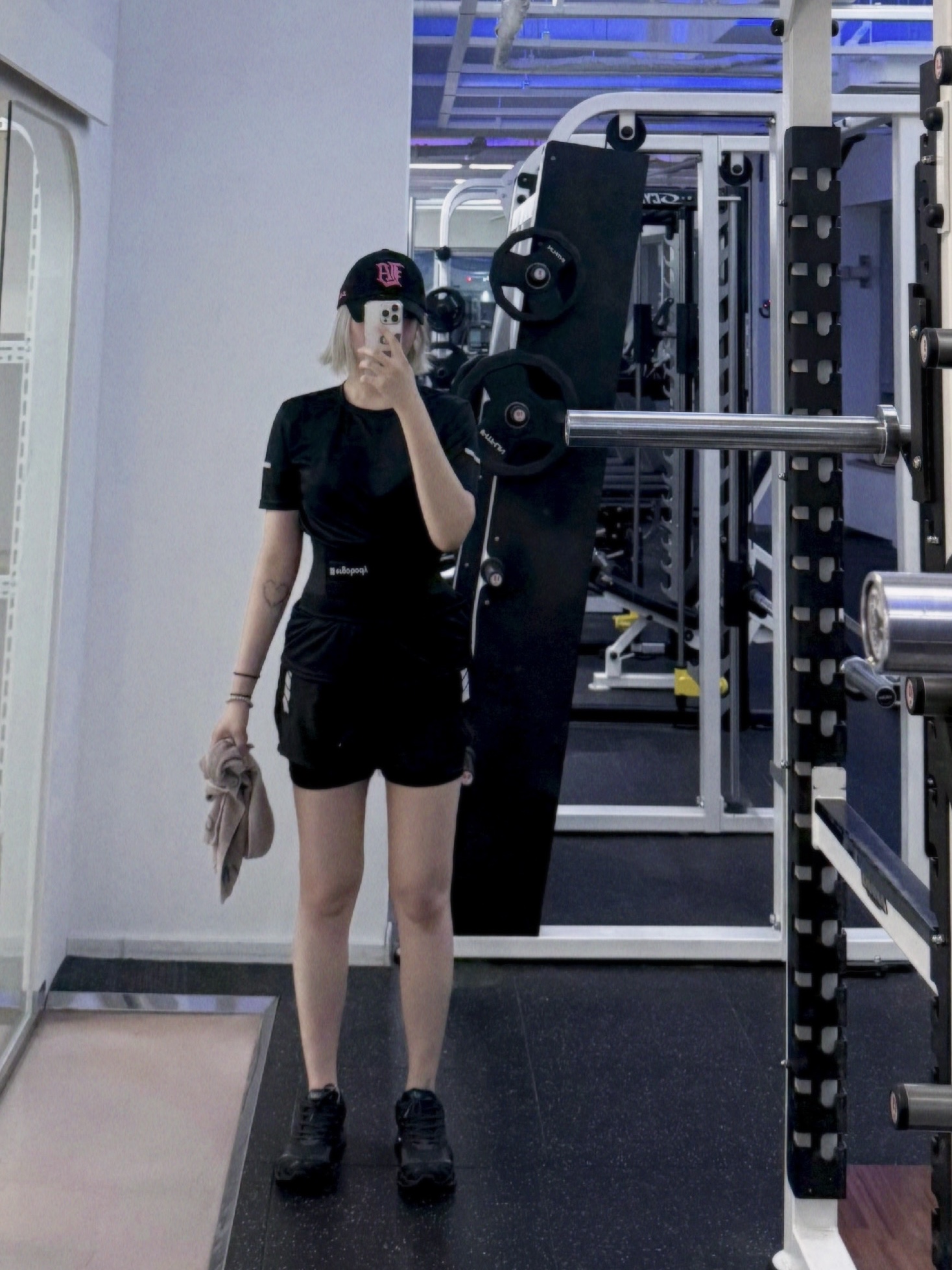 Mizuno Wave Prophecy LS GTX  Black Sand Black, New Era x MoMA New York Yankees Cap Navy 착용 스타일 - 2