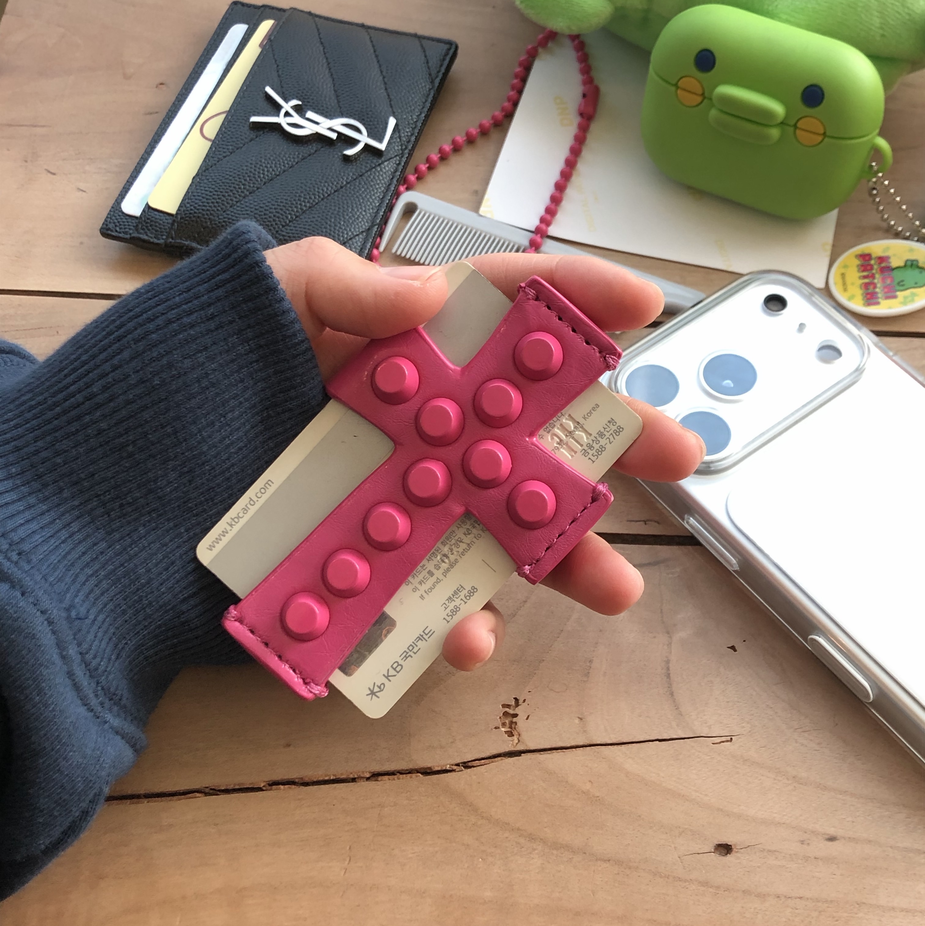 Sculptor Cross Stud Strap Wallet Pink 착용 스타일