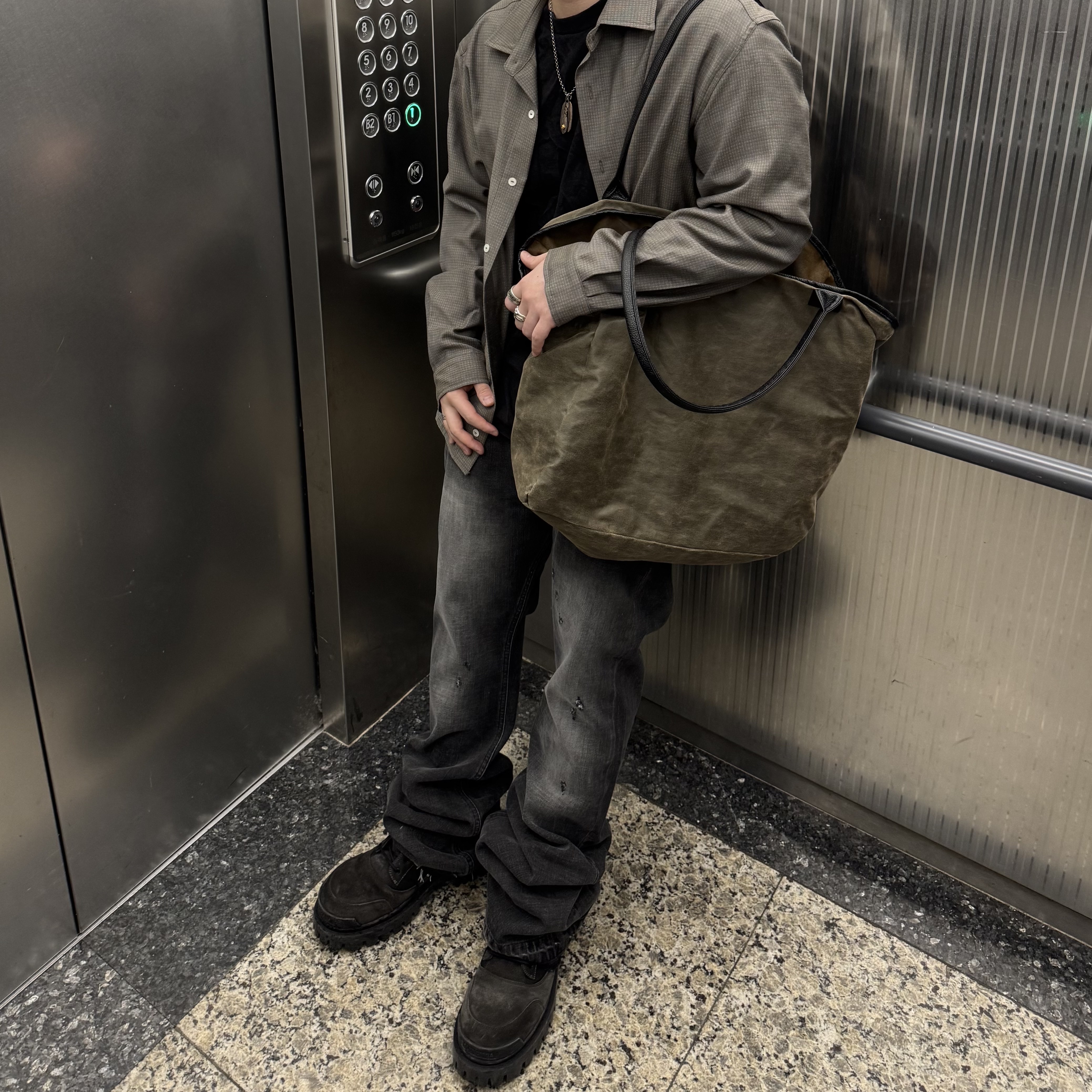 Aoiro Shogo(初号) Big Bag Matte Brown, Balenciaga Combat Strike Boots Black 착용 스타일 - 1