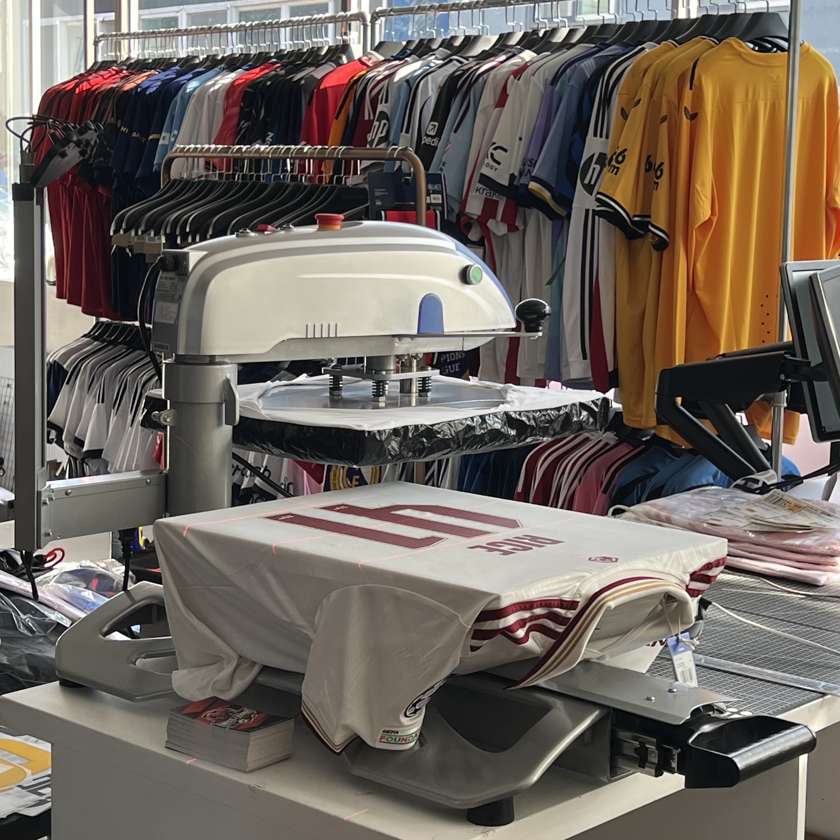 Adidas Arsenal 2025/26 3rd Jersey Cloud White Team Coll Burgundy 2 - KR Sizing (Non Marking Ver.), Adidas Arsenal 2025/26 Home Jersey Better Scarlet White - KR Sizing (Non Marking Ver.) 착용 스타일