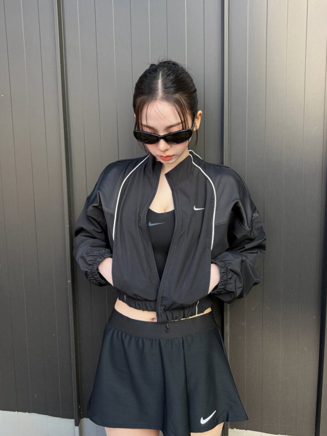 (W) Nike Shrunken Tracksuit Jacket Black, (Kids) Nike Court Dri-Fit Victory Tennis Skirt Black - US/EU 착용 스타일 - 3