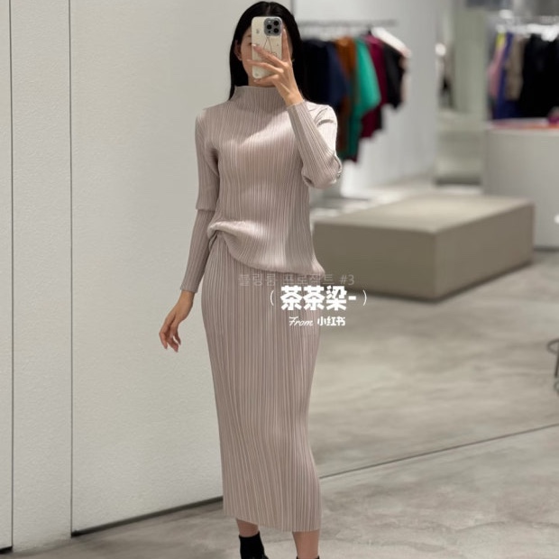 (W) Pleats Please Issey Miyake New Colorful Basics 4 Top Greige, (W) Pleats Please Issey Miyake New Colorful Basics 4 Cardigan Greige 착용 스타일 - 2