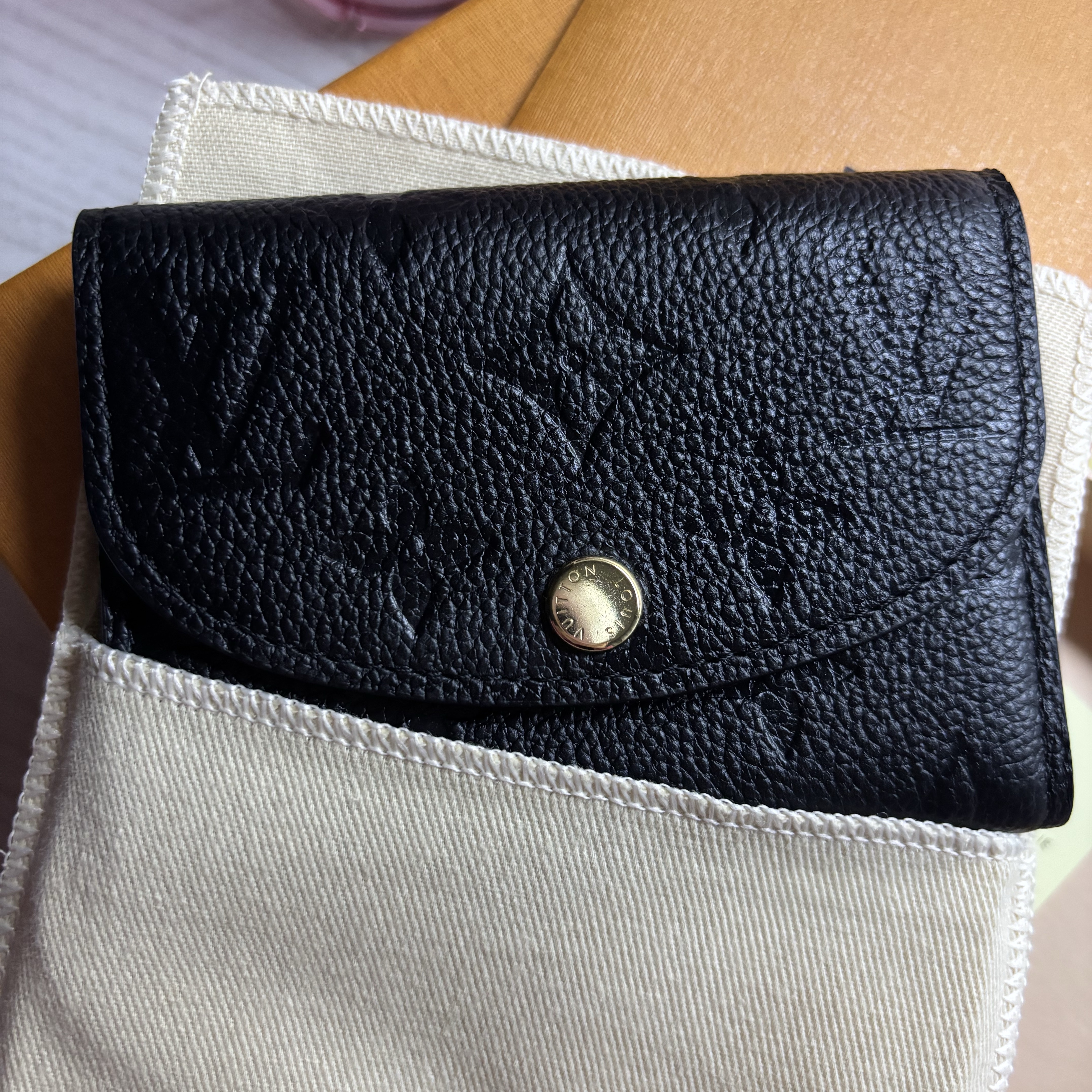 Louis Vuitton Rosalie Coin Purse Monogram Black 착용 스타일