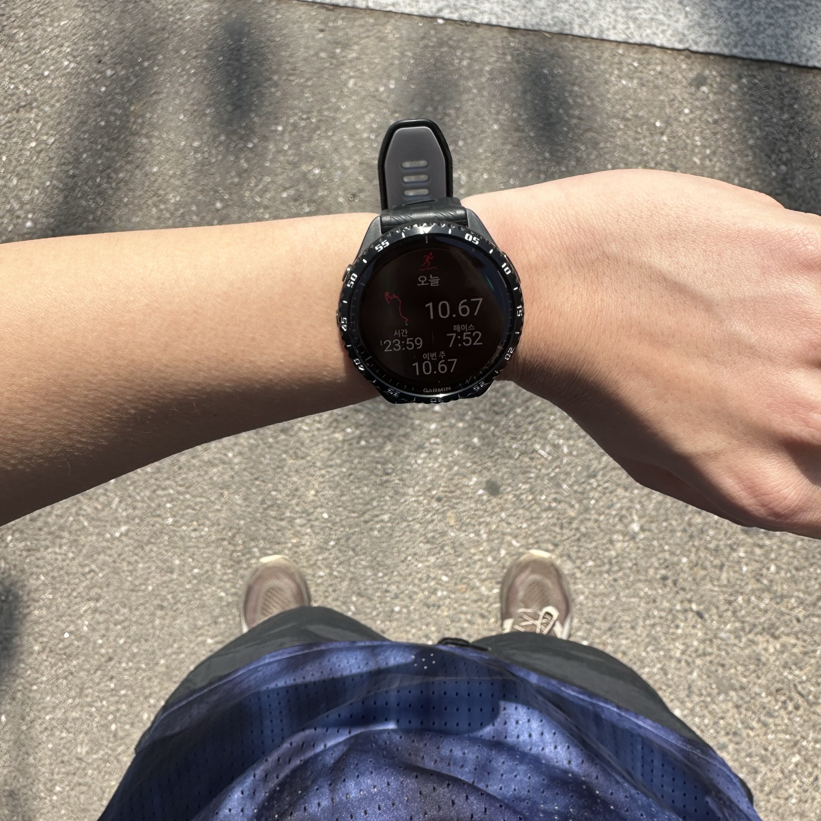 Puma Deviate Nitro Elite Trail LS Chocolate Silver, [10% 적립] Garmin Forerunner 965 GPS Black (WiFi) 착용 스타일
