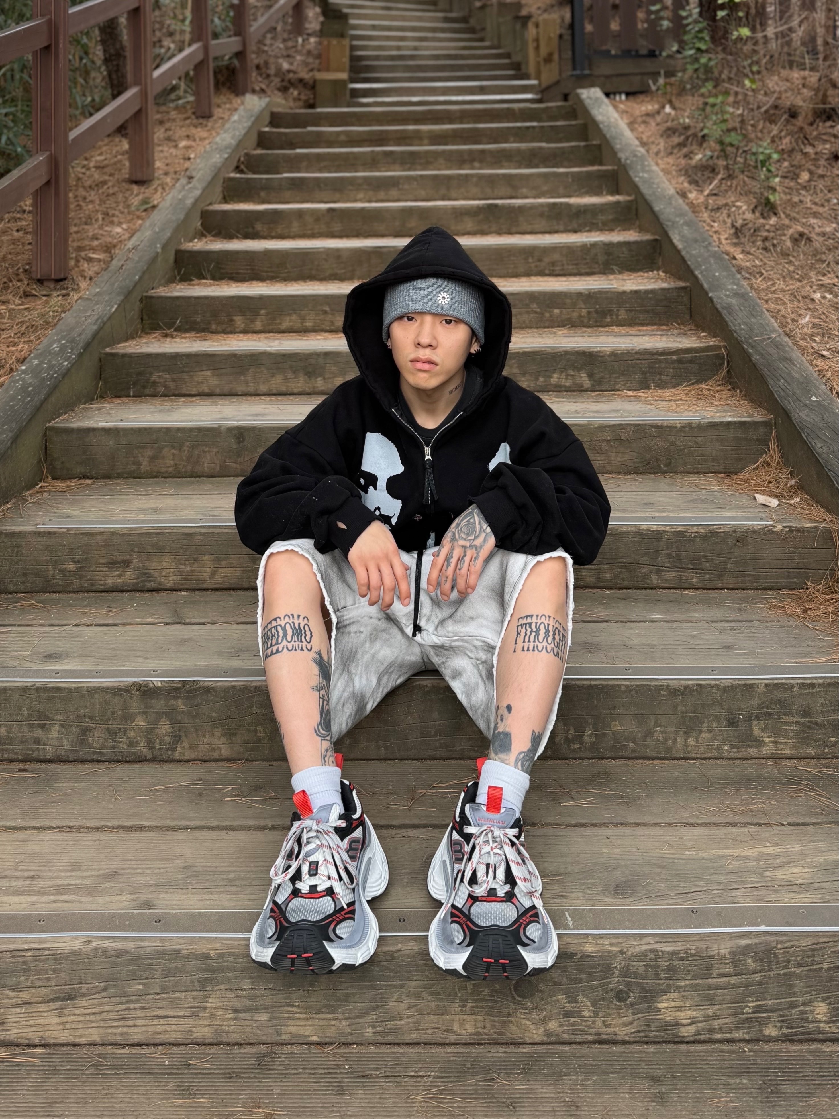 Balenciaga 10XL Sneakers Grey White Red 착용 스타일 - 1