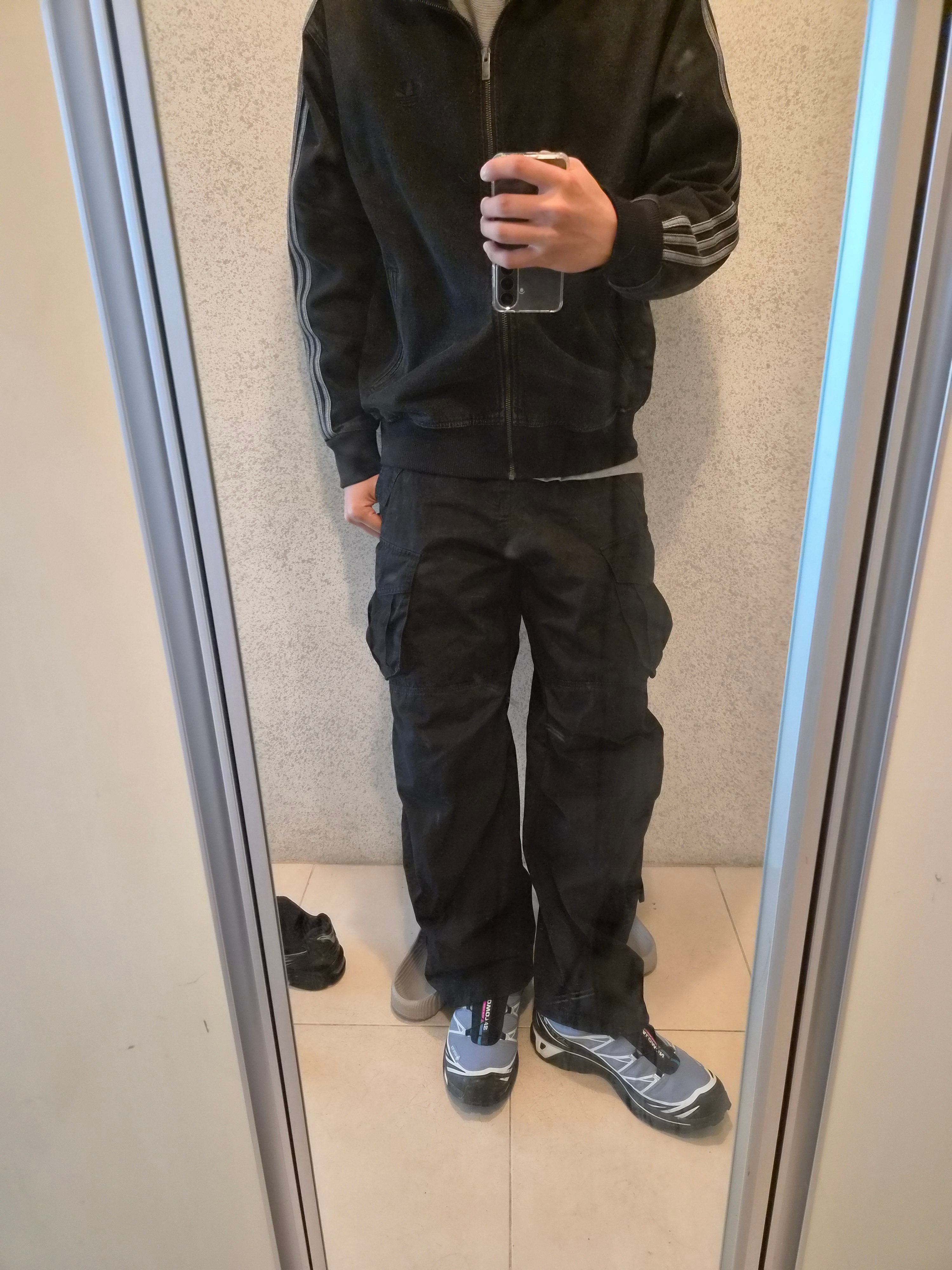 Salomon XT-6 GTX Black Infinity, Flavorism VTG Washed Cargo Pants Black 착용 스타일 - 2