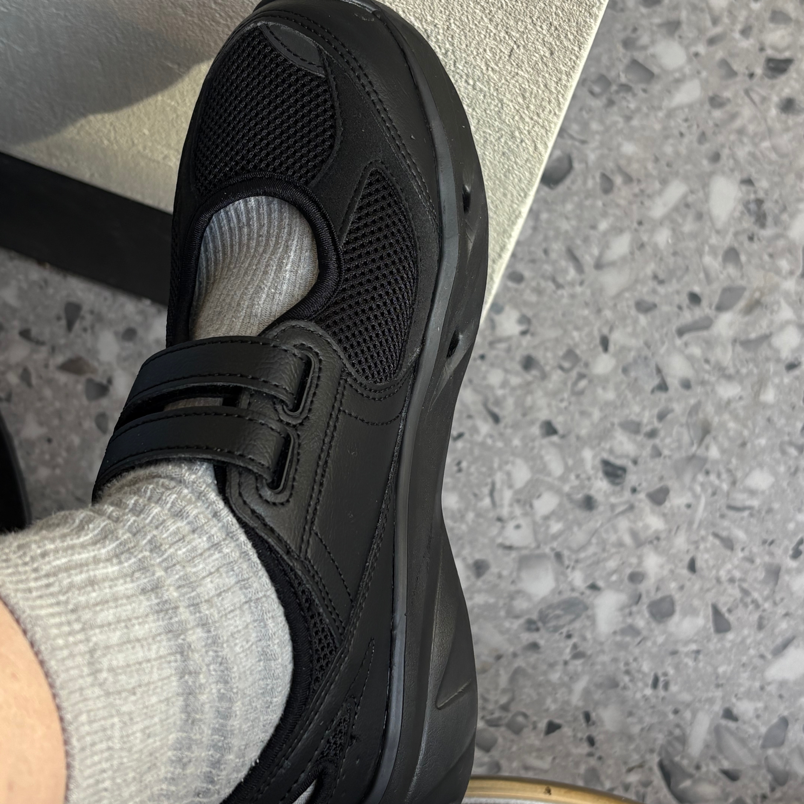 (W) New Balance Breeze SD2202 Triple Black 착용 스타일 - 2