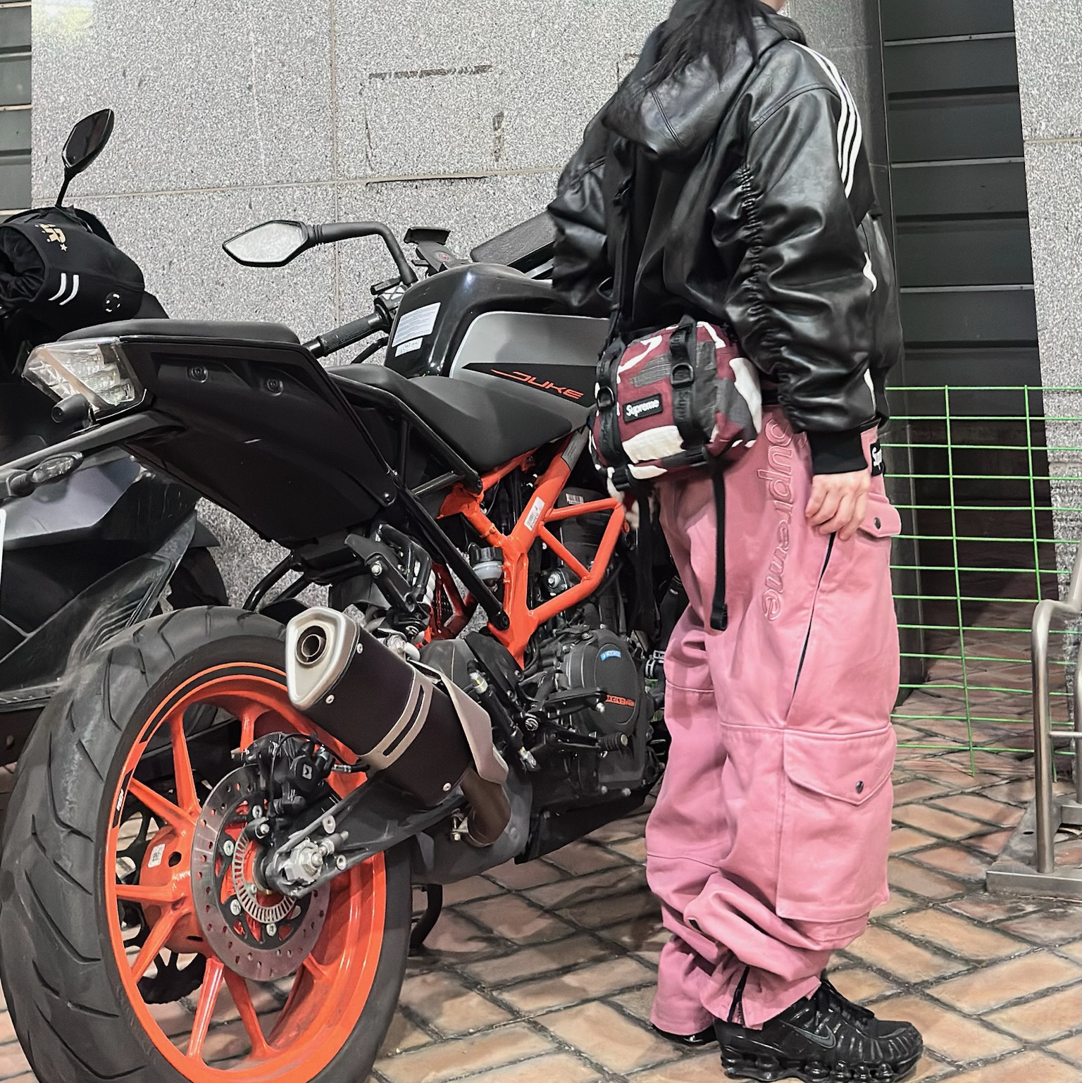 Supreme x Vanson Leathers Cordura Pant Pink - 26SS, Supreme New Era Cursive Beanie Dark Navy - 26SS 착용 스타일 - 2