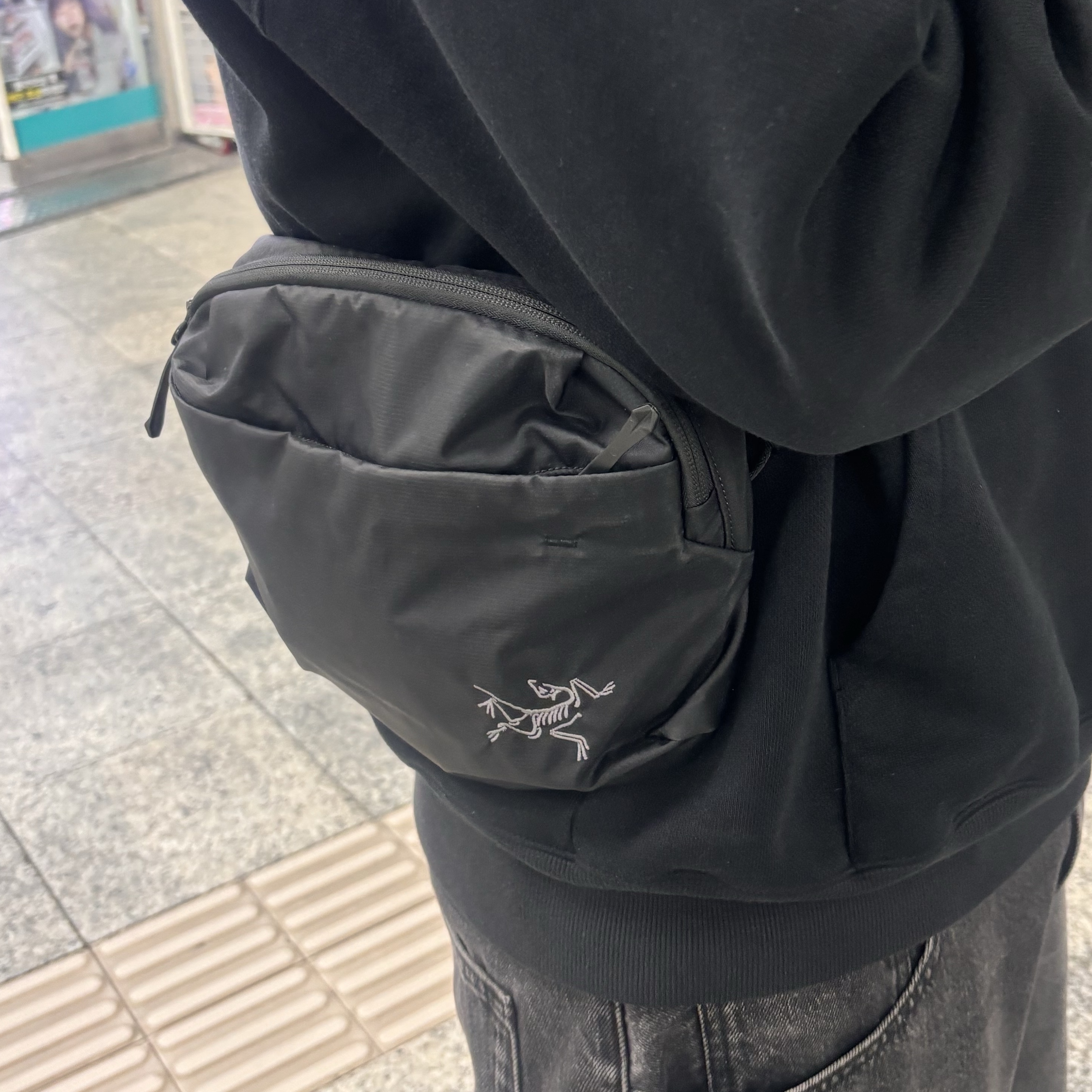 Arc'teryx Heliad 6 Crossbody Bag Black 착용 스타일