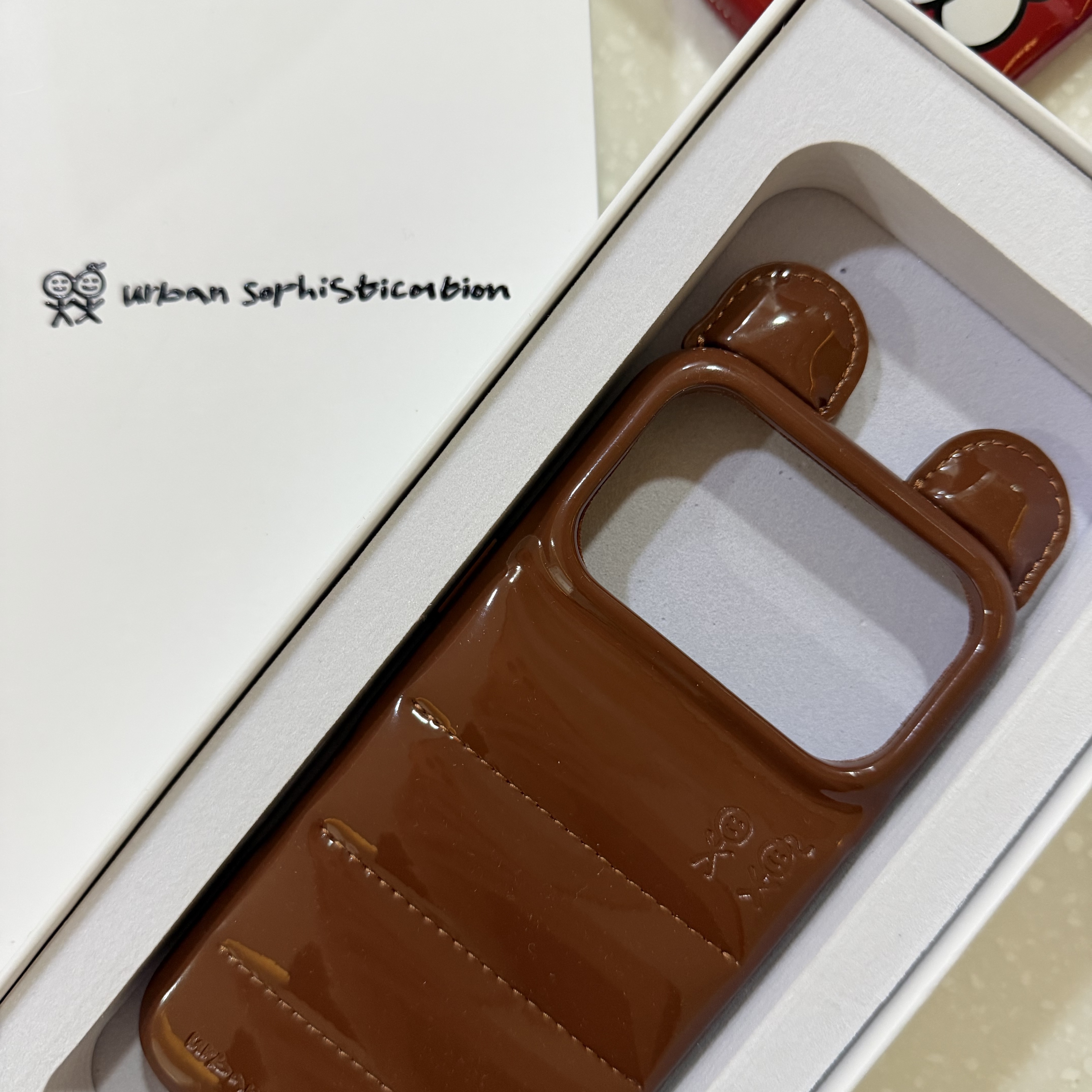Urbansophistication The Puffer Case Teddy Bear 착용 스타일 - 1