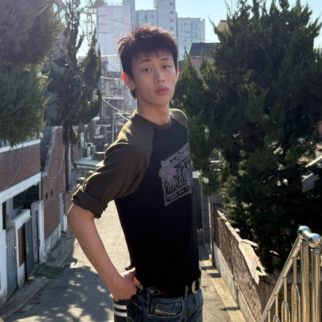 Thevinylhouse Cowboy Pictogram Raglan LS Tee Khaki 착용 스타일