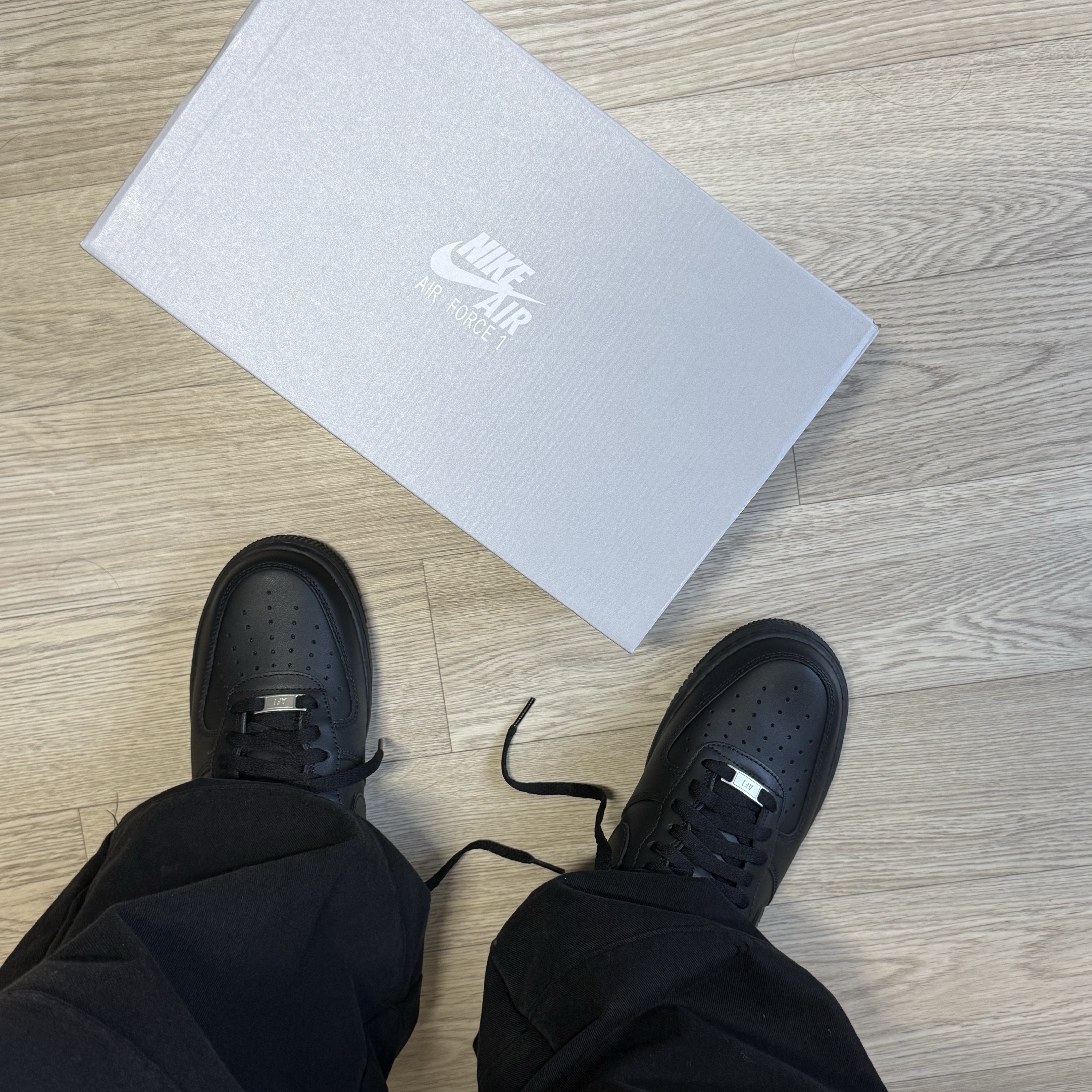 Nike Air Force 1 '07 Low Triple Black 착용 스타일