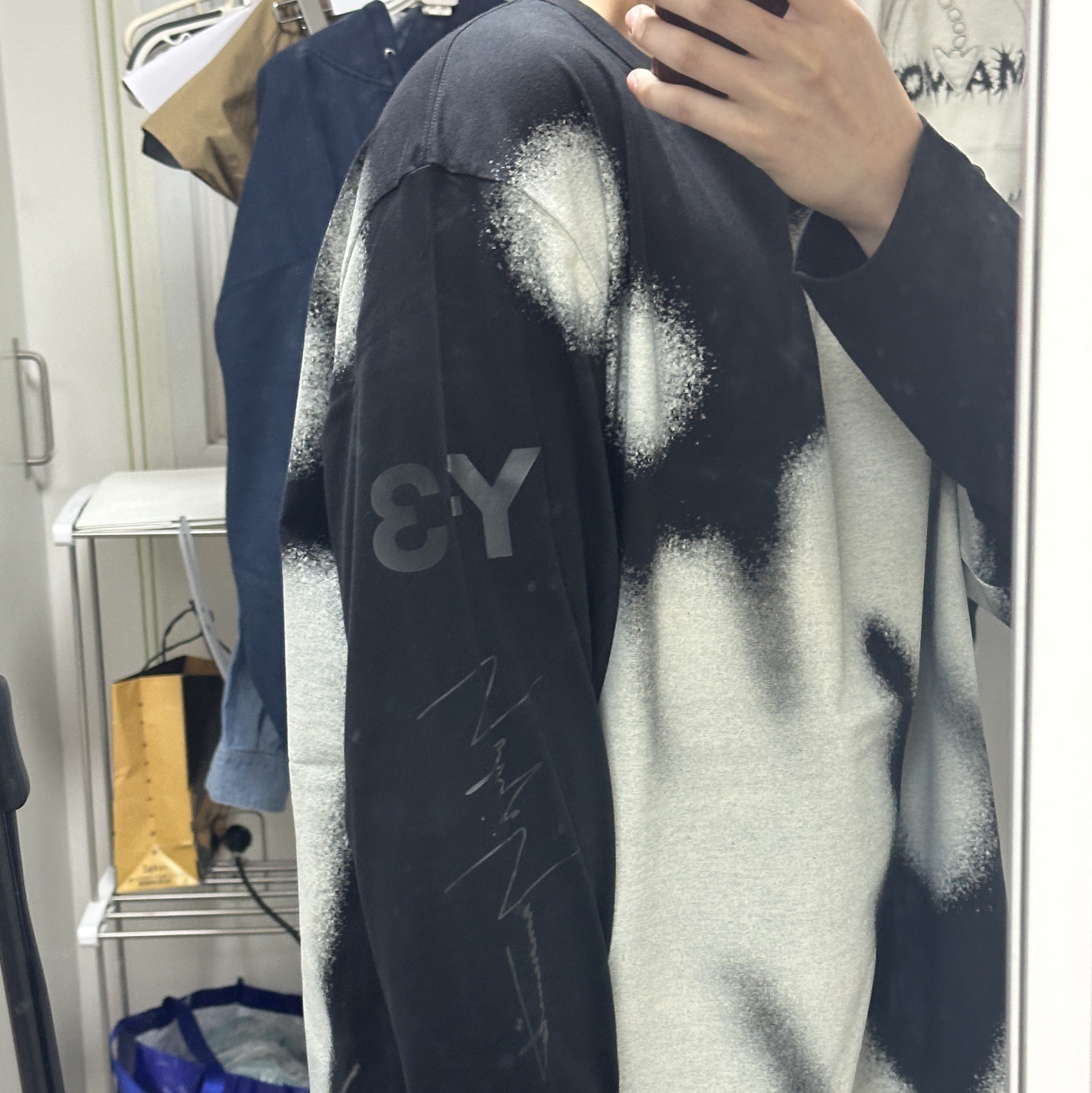 Mercedes AMG Petronas x Y-3 F1 Team Silver Arrow Yohji Graphic Long Sleeve T-shirt Black 착용 스타일 - 4