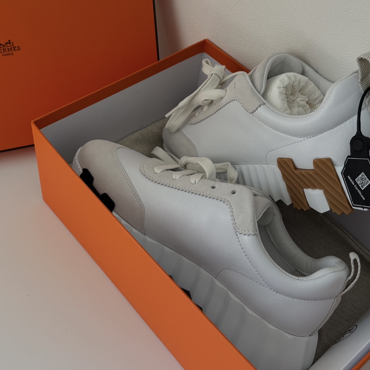 Hermes Bouncing Sneakers Calfskin Suede Goatskin & Blanc 착용 스타일