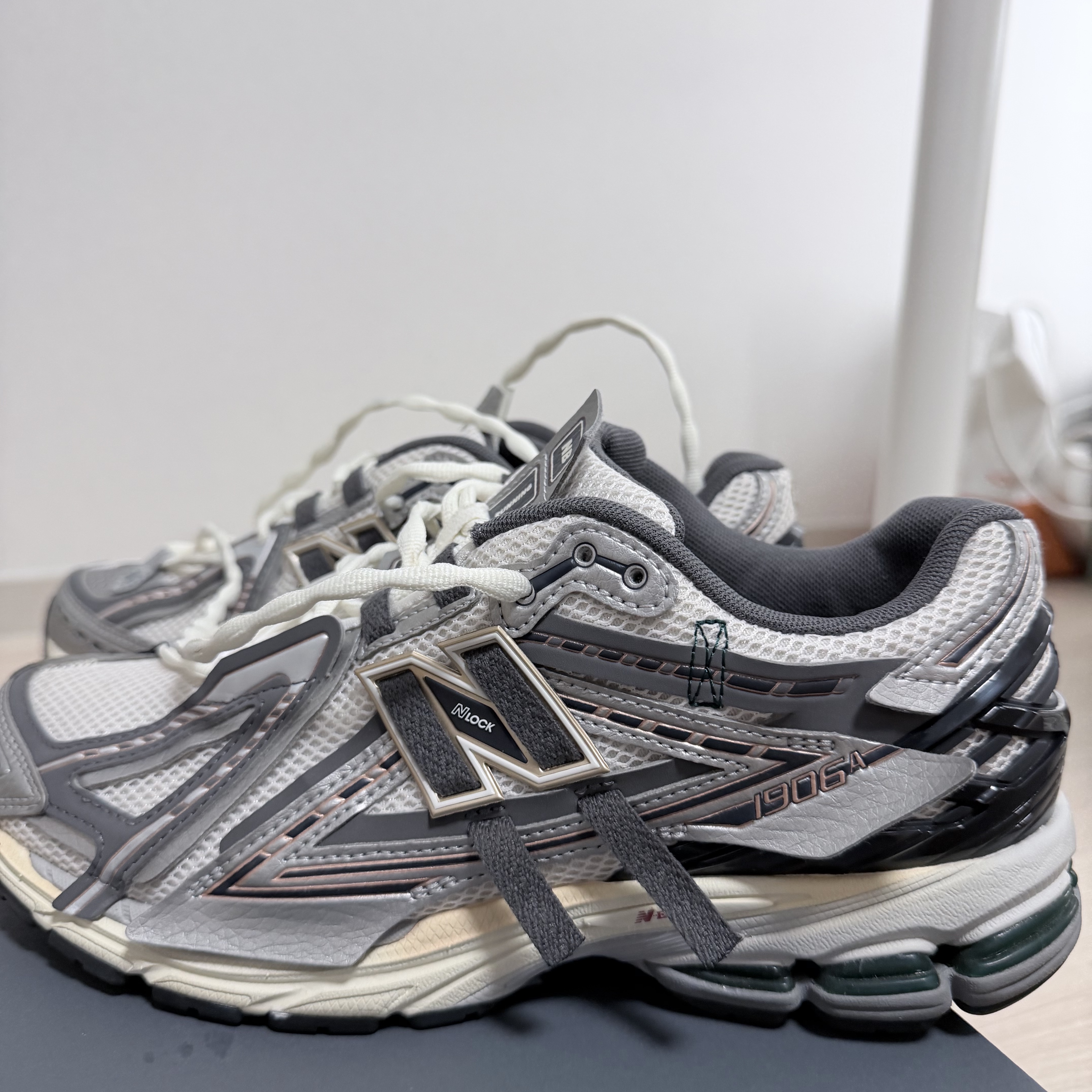 New Balance 1906A Silver Metallic Castlerock 착용 스타일 - 1