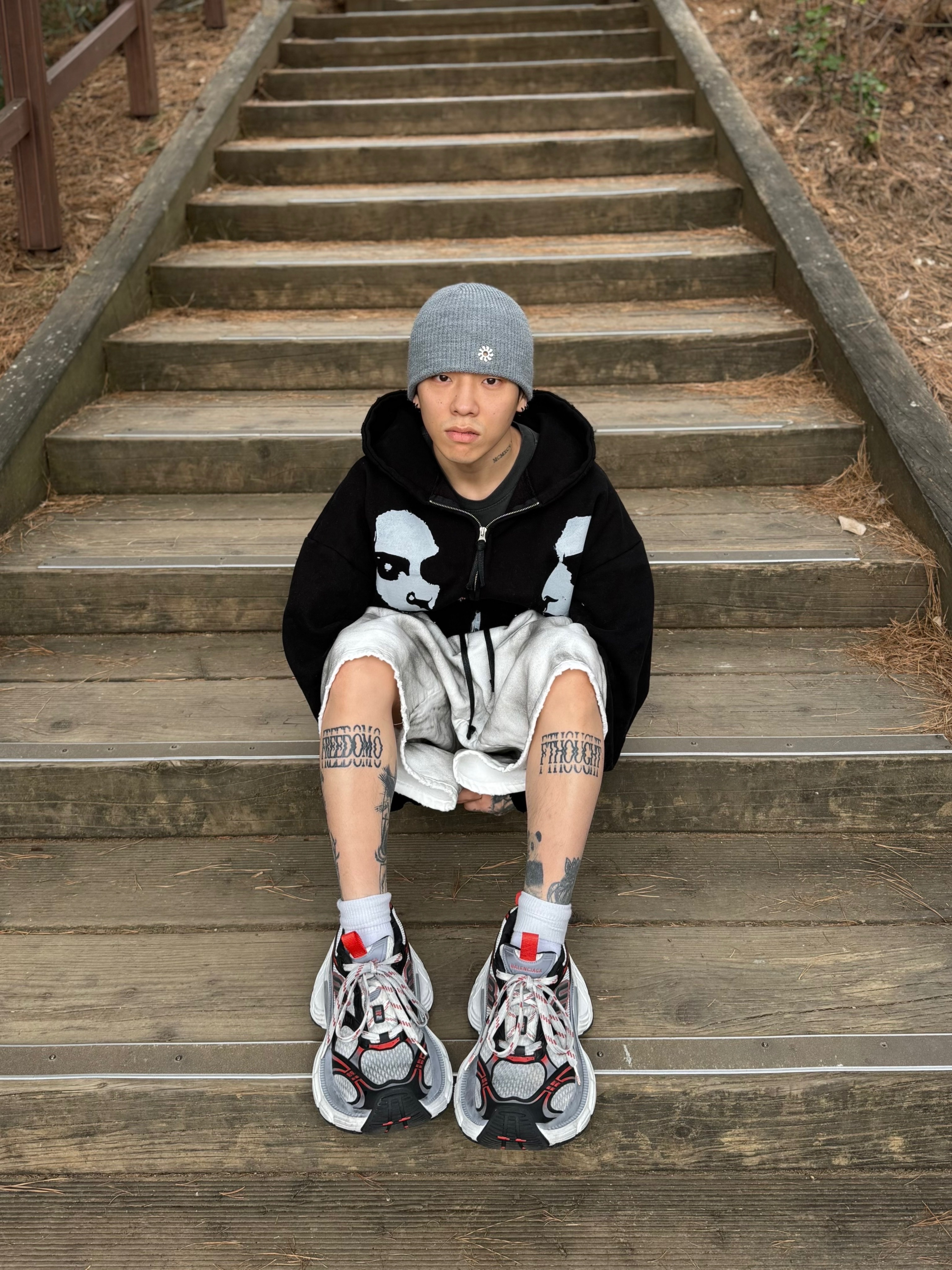 Balenciaga 10XL Sneakers Grey White Red 착용 스타일 - 3