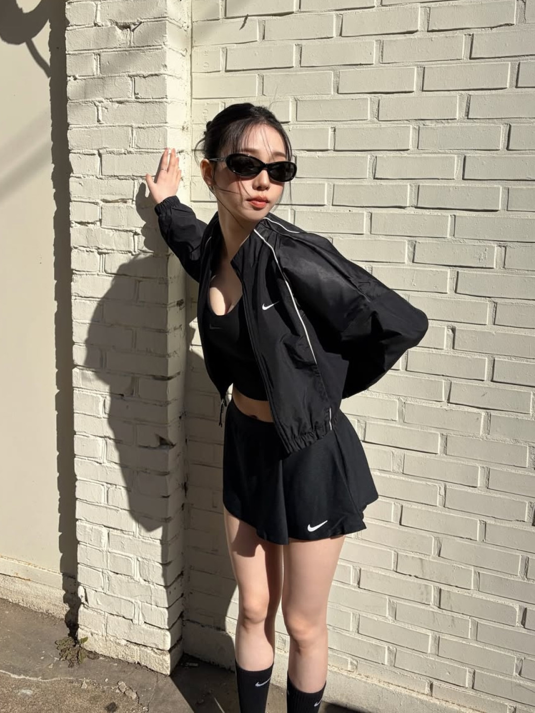 (W) Nike Shrunken Tracksuit Jacket Black, (Kids) Nike Court Dri-Fit Victory Tennis Skirt Black - US/EU 착용 스타일 - 4