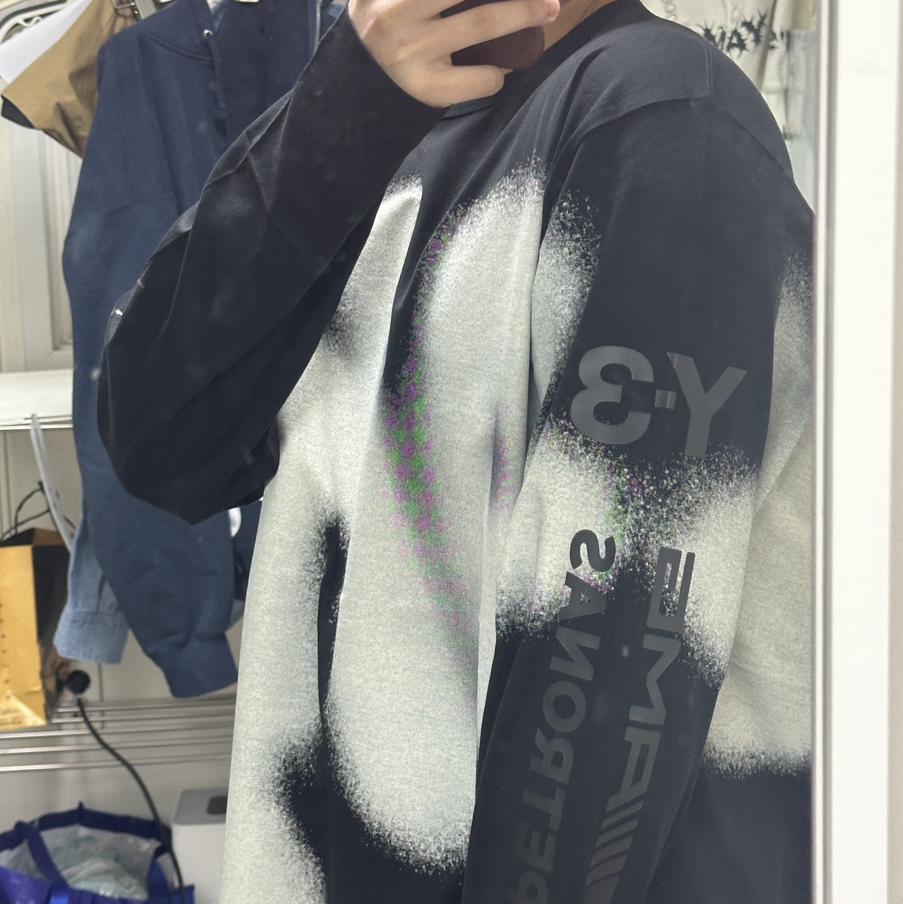 Mercedes AMG Petronas x Y-3 F1 Team Silver Arrow Yohji Graphic Long Sleeve T-shirt Black 착용 스타일 - 2