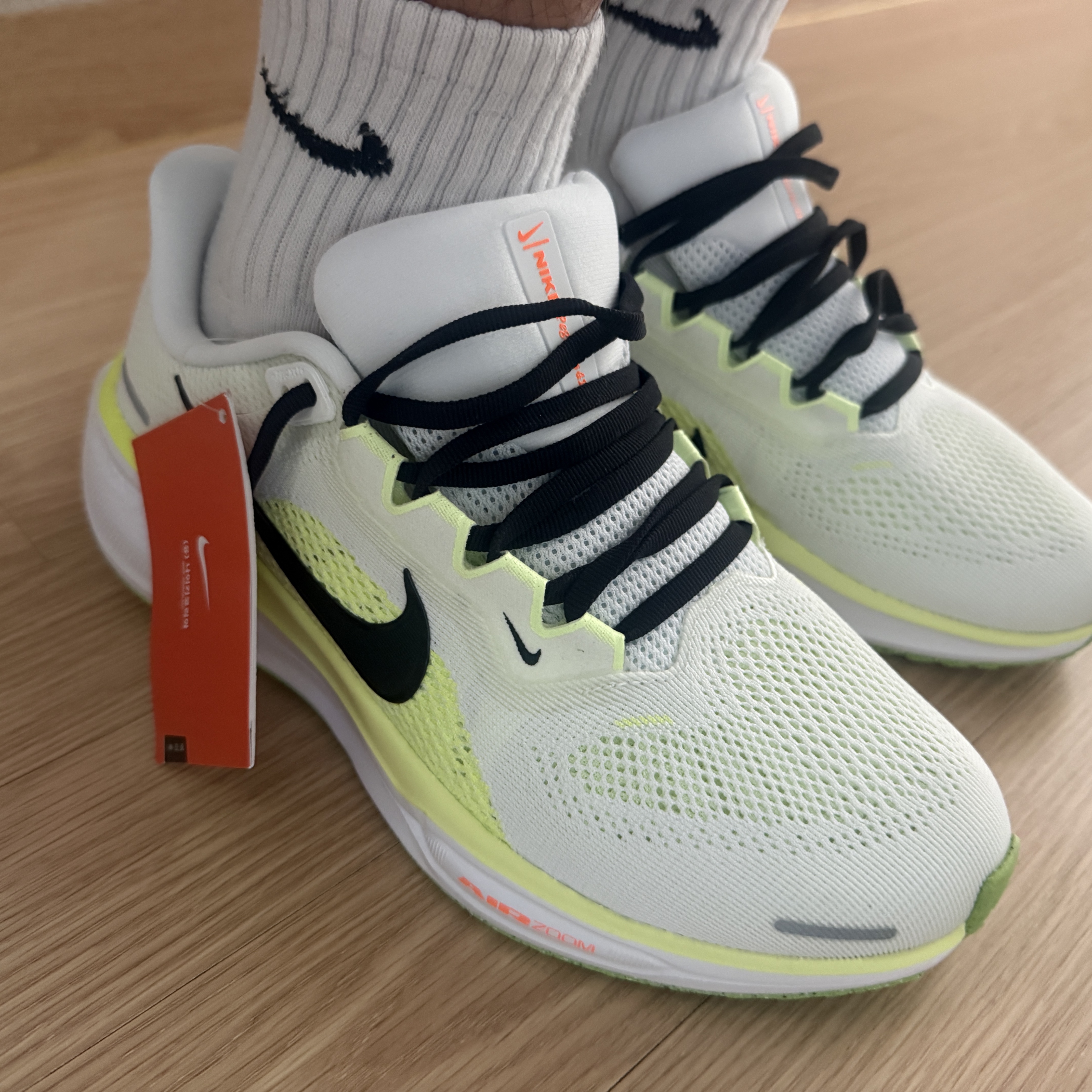 Nike Air Zoom Pegasus 41 White Volt Ice 착용 스타일 - 1
