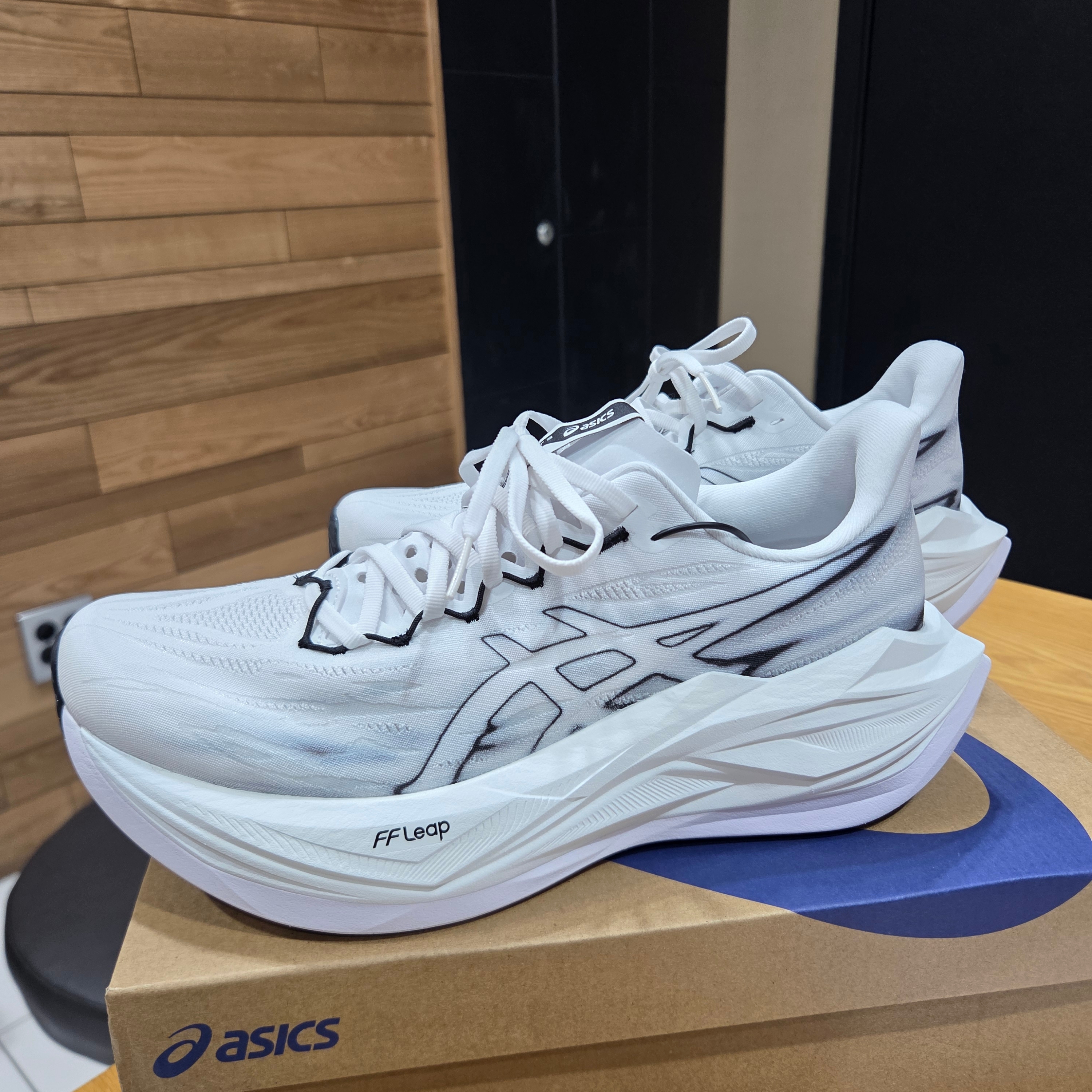 Asics Superblast 3 White Black 착용 스타일
