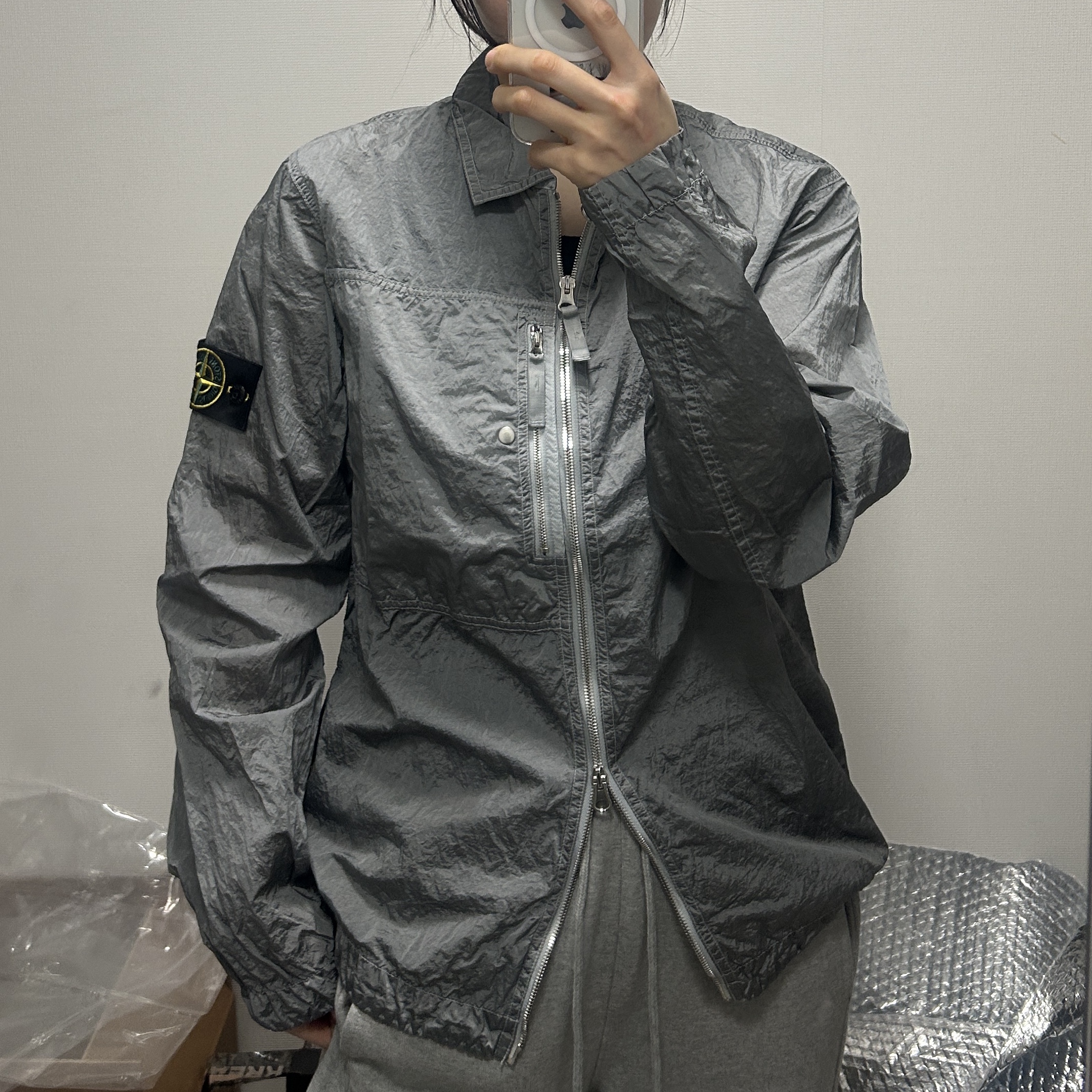 Stone Island 1200005 Nylon Metal in Econyl Overshirt with Pocket and Two-Way Zipper Pearl Grey - 25SS 착용 스타일 - 2