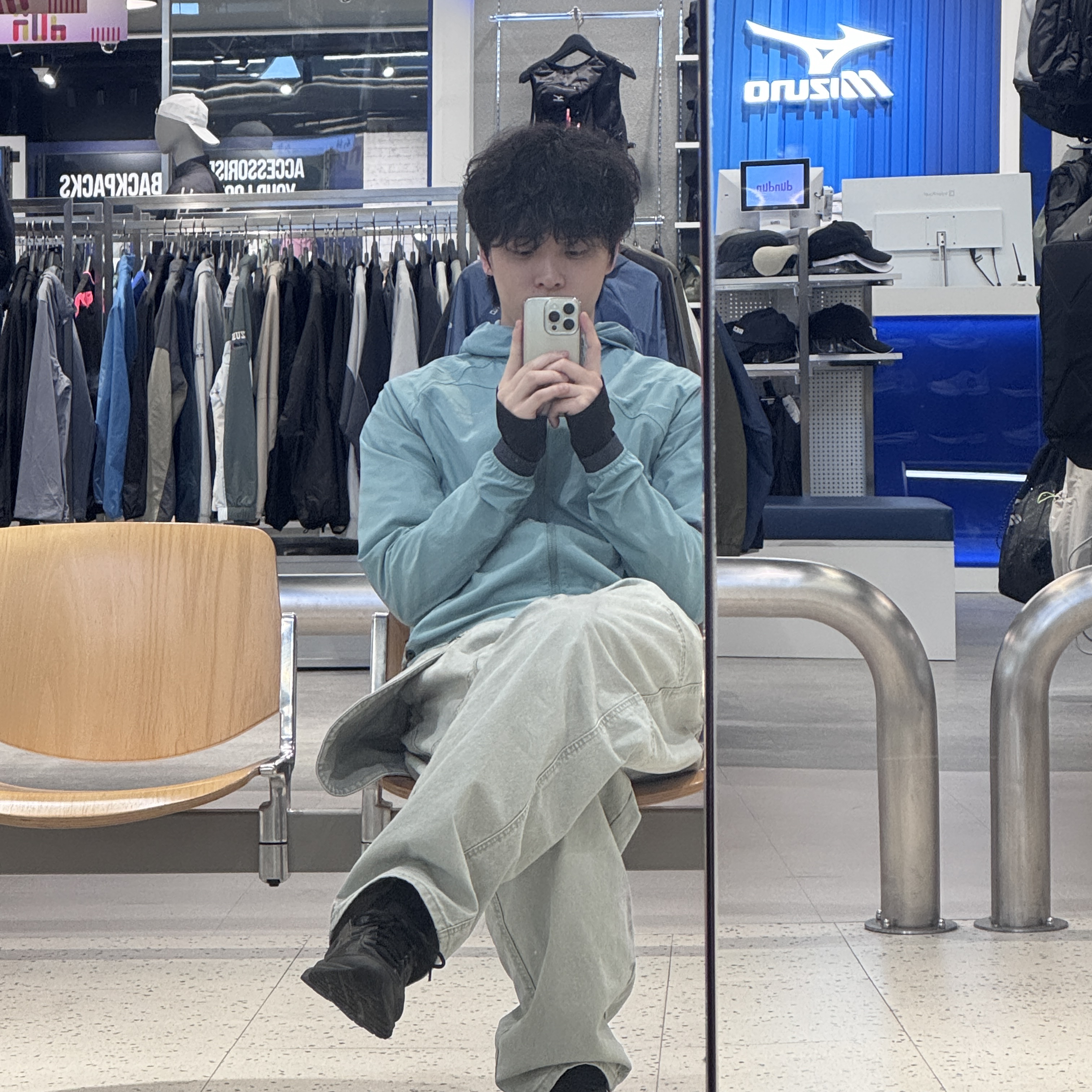 (W) Klattermusen Nal Hooded Windbreaker Jacket Black, Salomon Trailblazer 20 Black 착용 스타일 - 2