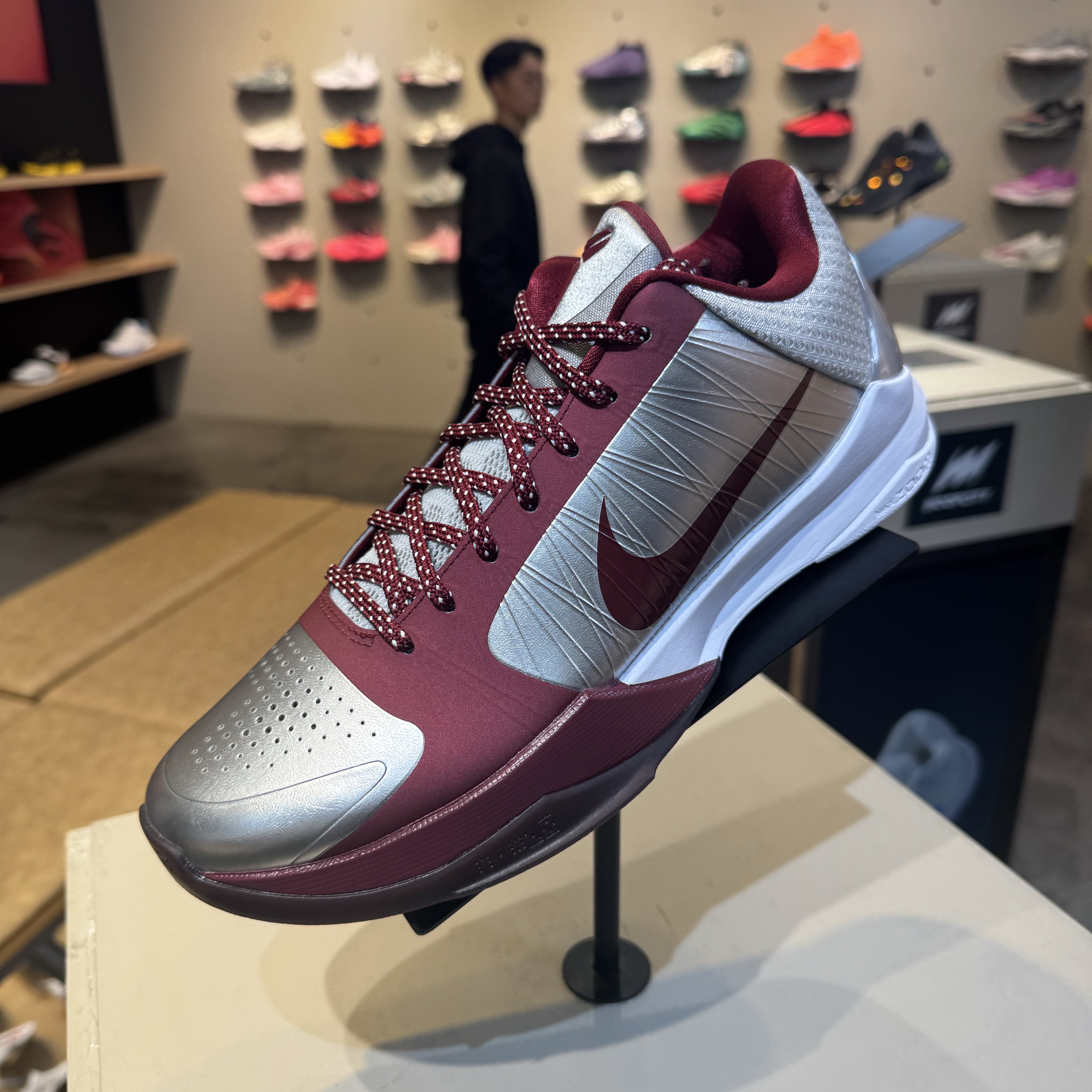 Nike Kobe 5 Protro Lower Merion Aces Away Metallic Silver Team Red 착용 스타일
