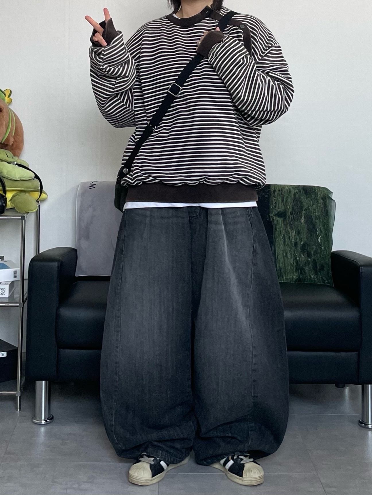 Stussy Canvas Side Pouch Washed Black 착용 스타일 - 4