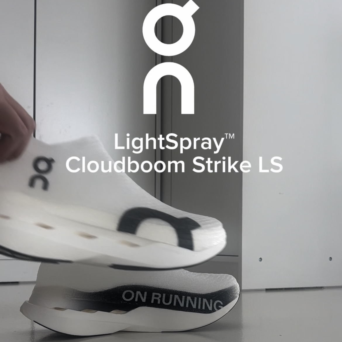On Running Cloudboom Strike LS White Black 착용 스타일