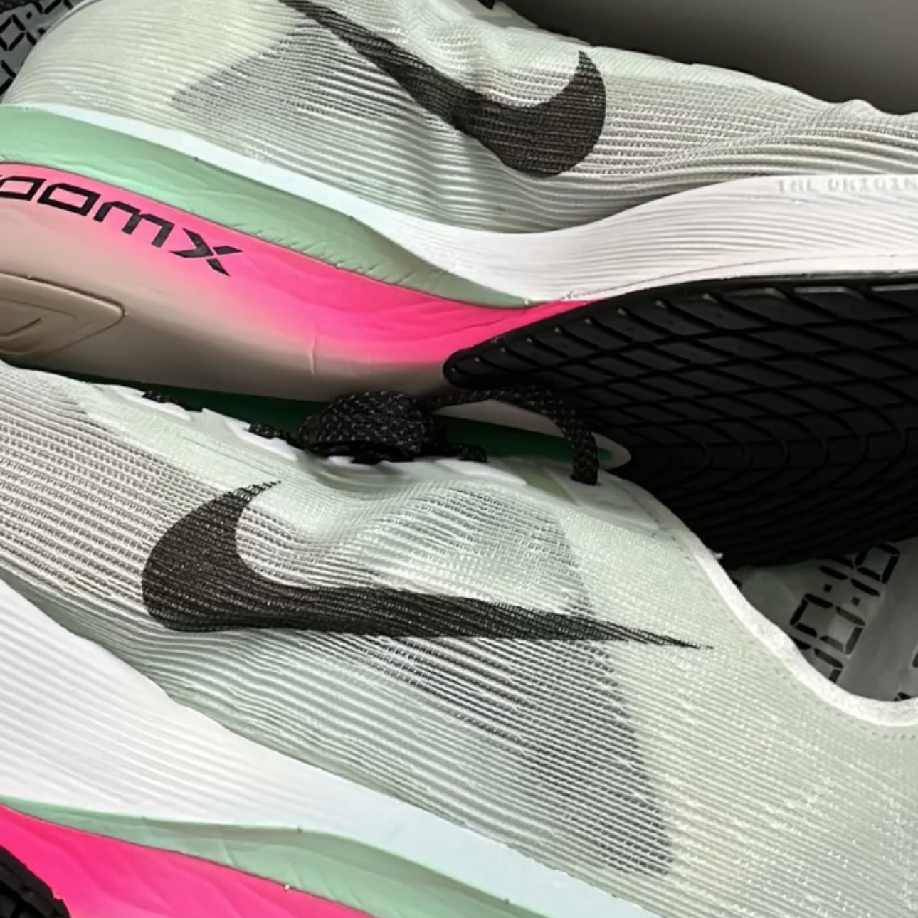 Nike ZoomX Vaporfly Next% 4 White Hyper Pink 착용 스타일