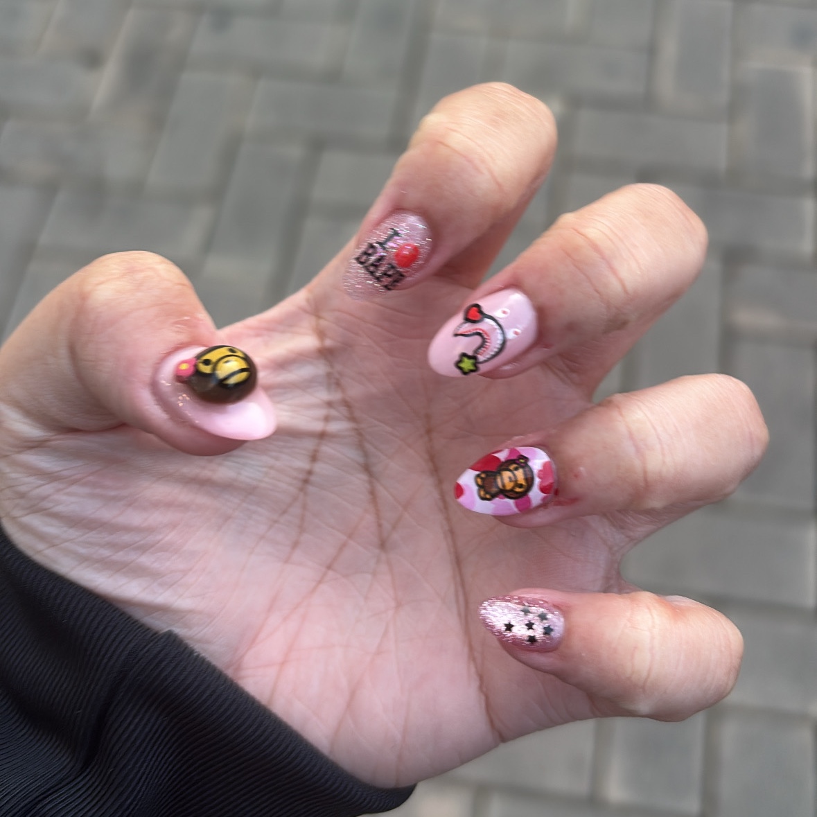 BAPE Baby Lisa Nail Seal Set Pink, BAPE Baby Lisa Nail Seal Set Blue 착용 스타일 - 2