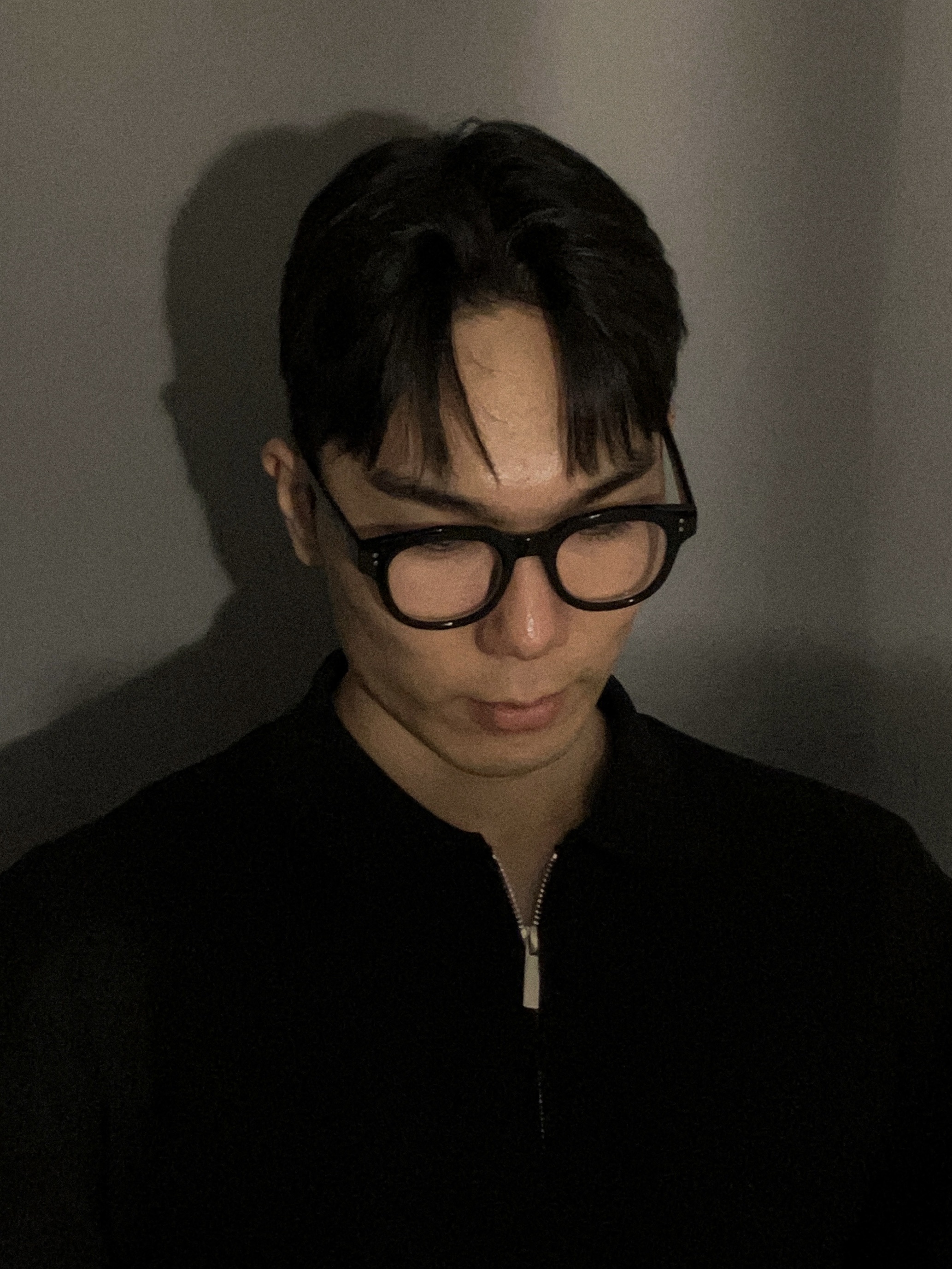 MUCNET Signature Logo Point Glasses B Type Black 착용 스타일
