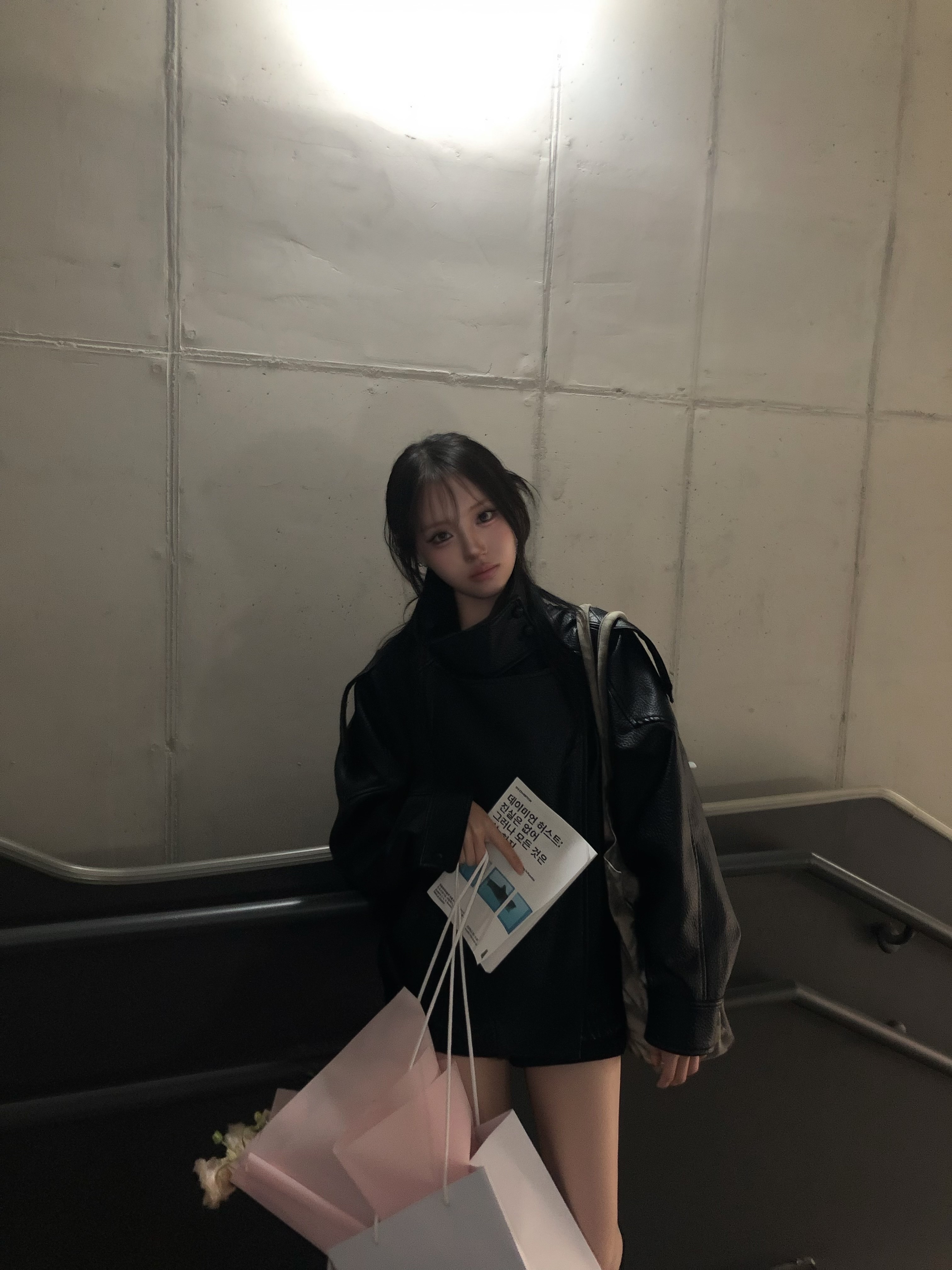 Zara Faux Leather Jacket Black, Alo Yoga Iconic Shopper Tote Bag Grey Tiedye 착용 스타일 - 3