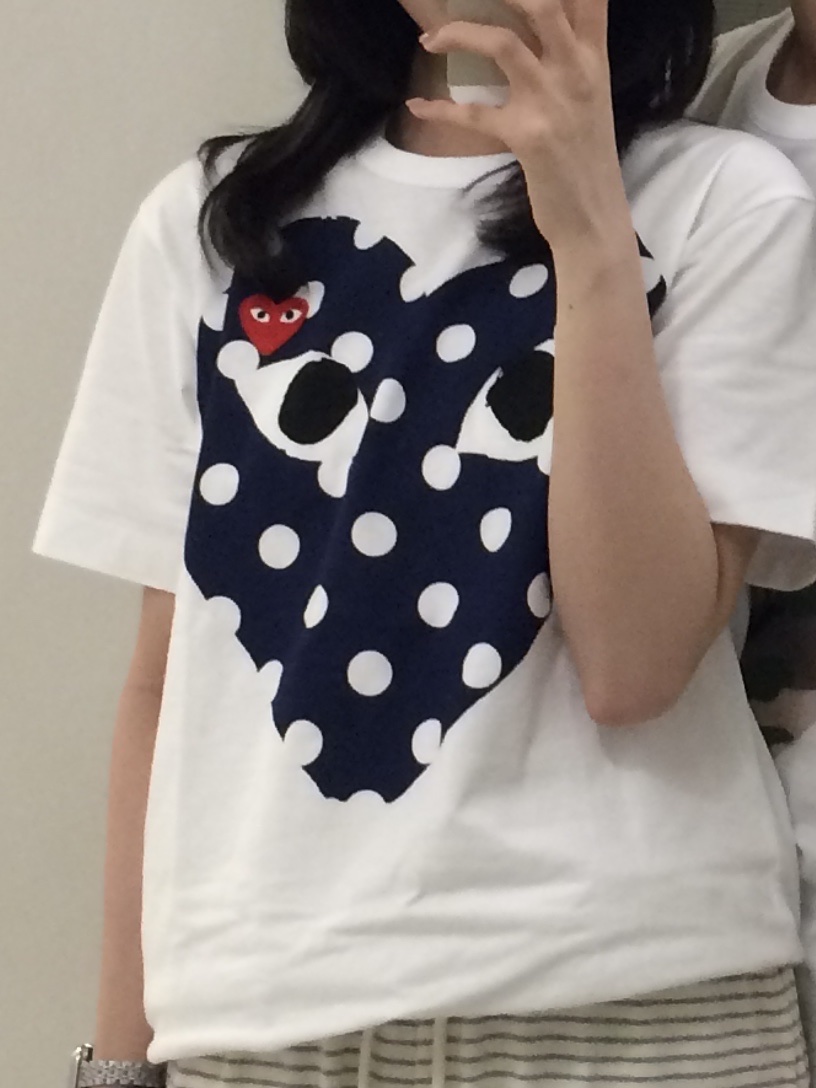 Play Comme des Garcons Red Heart Printed Blue Heart T-Shirt White 착용 스타일