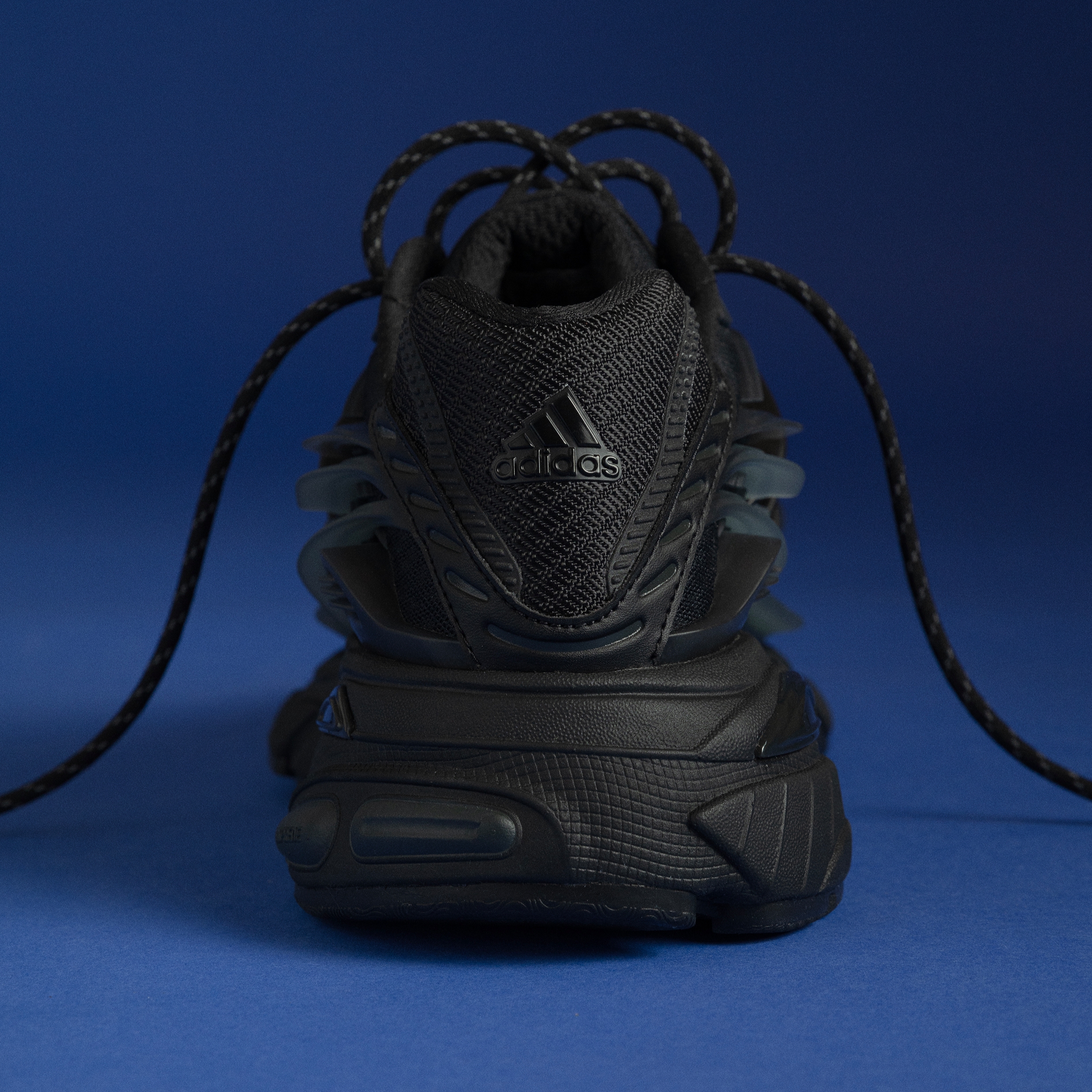Adidas x Pharrell Williams Virginia Adistar Jellyfish Triple Black 착용 스타일 - 3