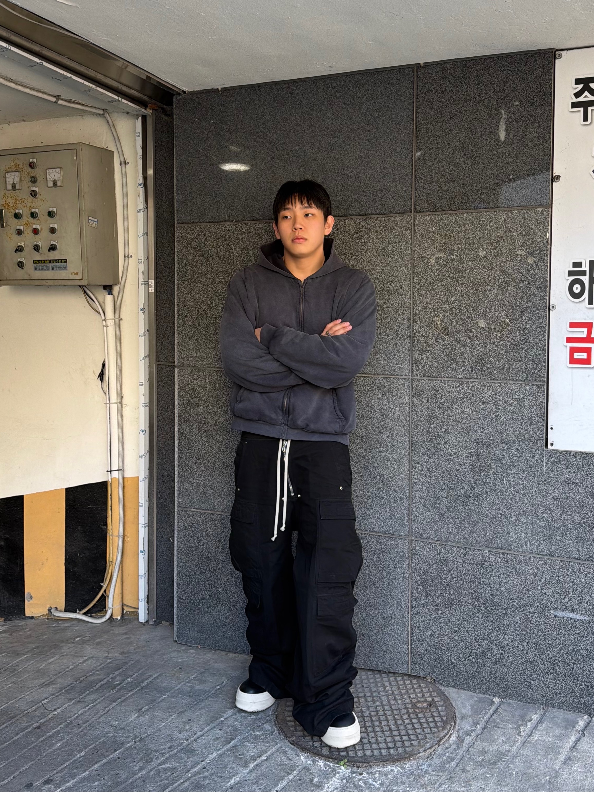 Yeezy YZY Zip-Up Hoodie Poetic Black, Yeezy YZY Zip-Up Hoodie Black 착용 스타일 - 1