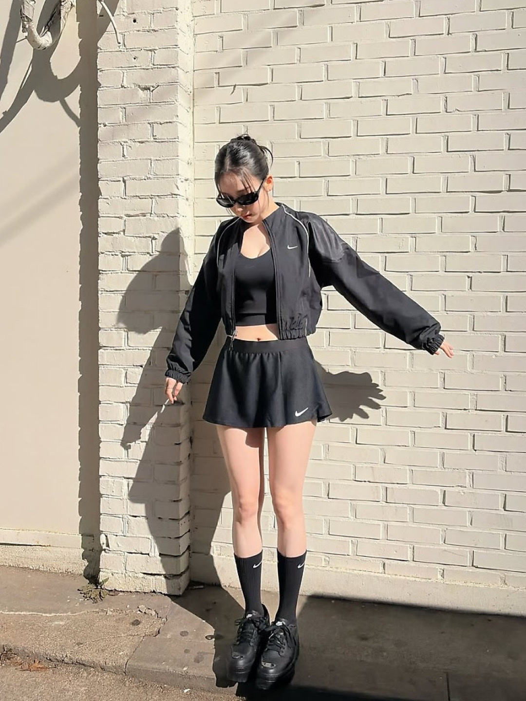 (W) Nike Shrunken Tracksuit Jacket Black, (Kids) Nike Court Dri-Fit Victory Tennis Skirt Black - US/EU 착용 스타일 - 2