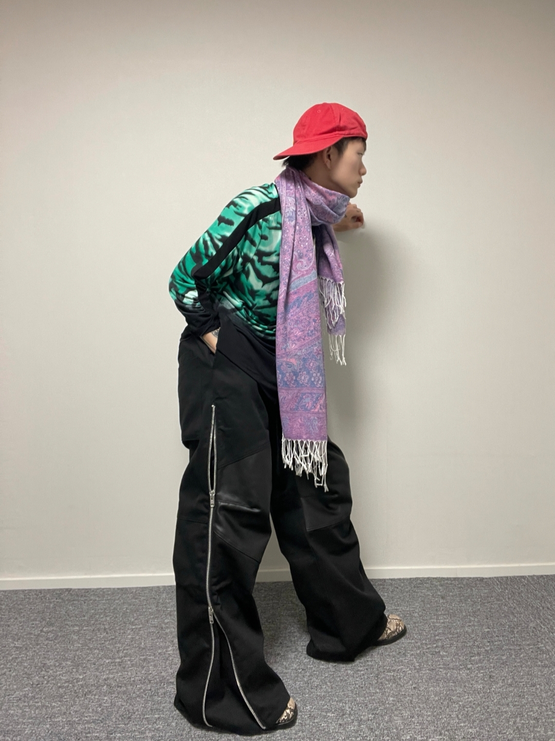 ROARINGRAD Carbon-Coated Side-Zip Pants Black 착용 스타일