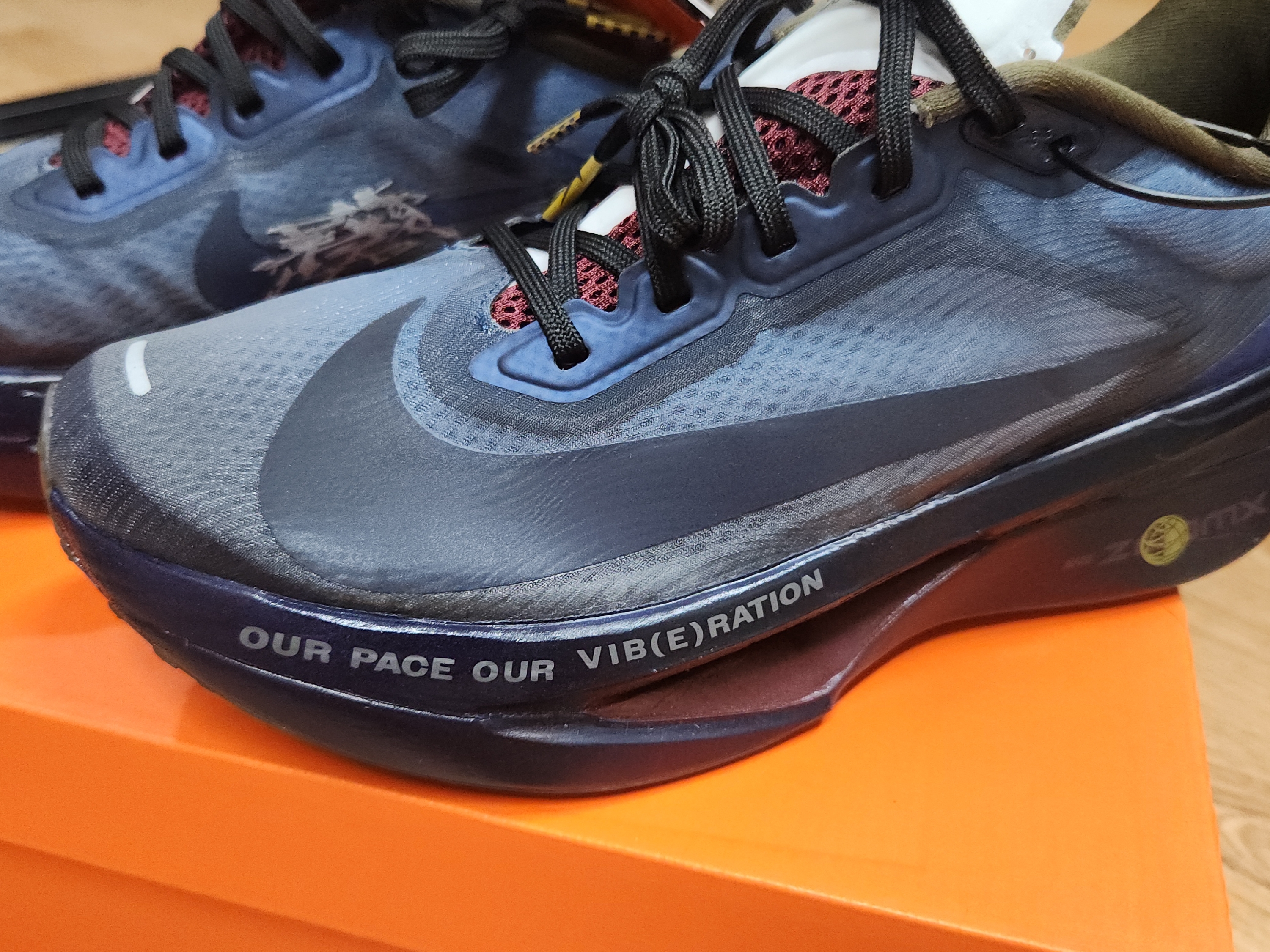 Nike Zoom Fly 6 Court Blue Burgundy Ash 착용 스타일 - 2