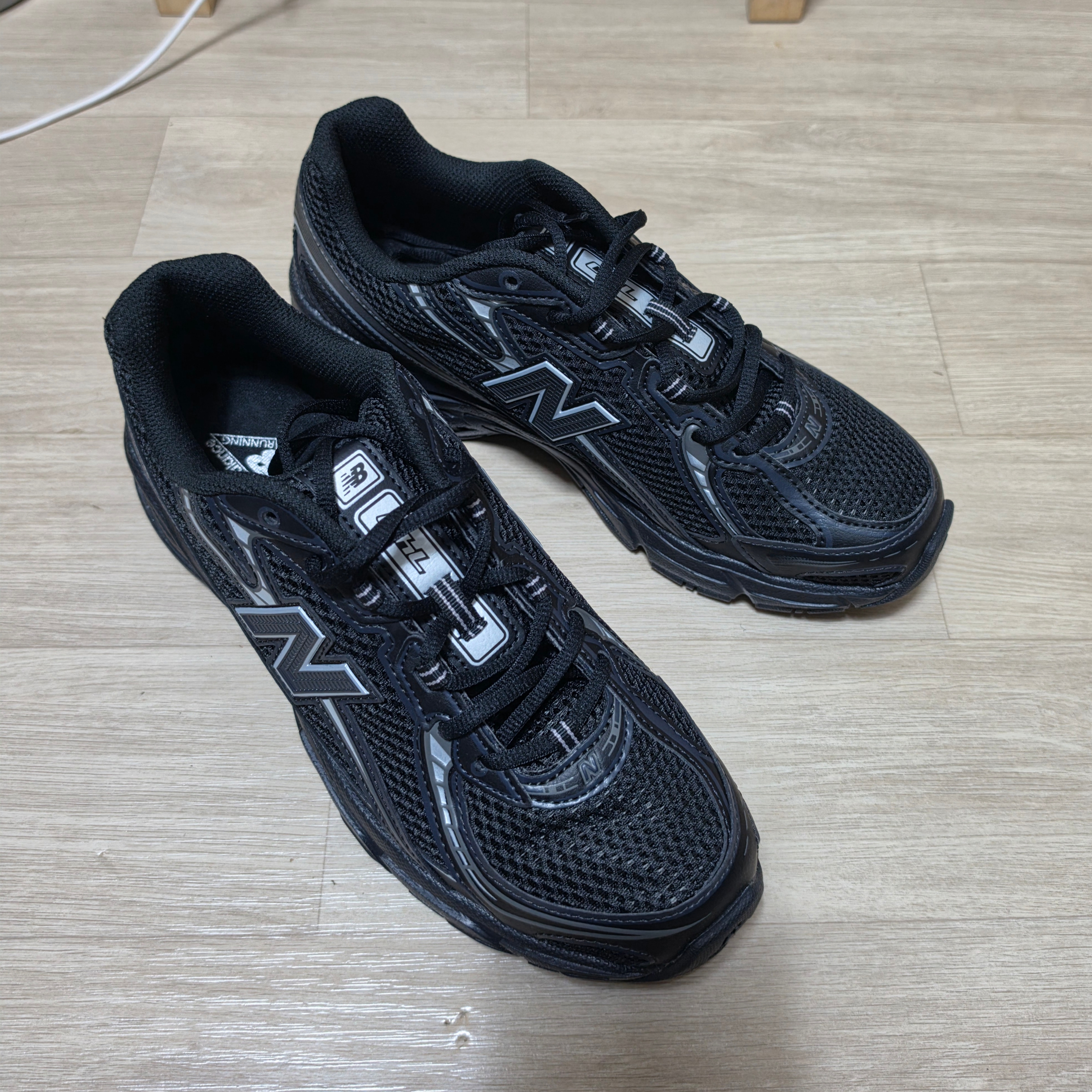 New Balance 740v2 Black Silver Metallic 착용 스타일